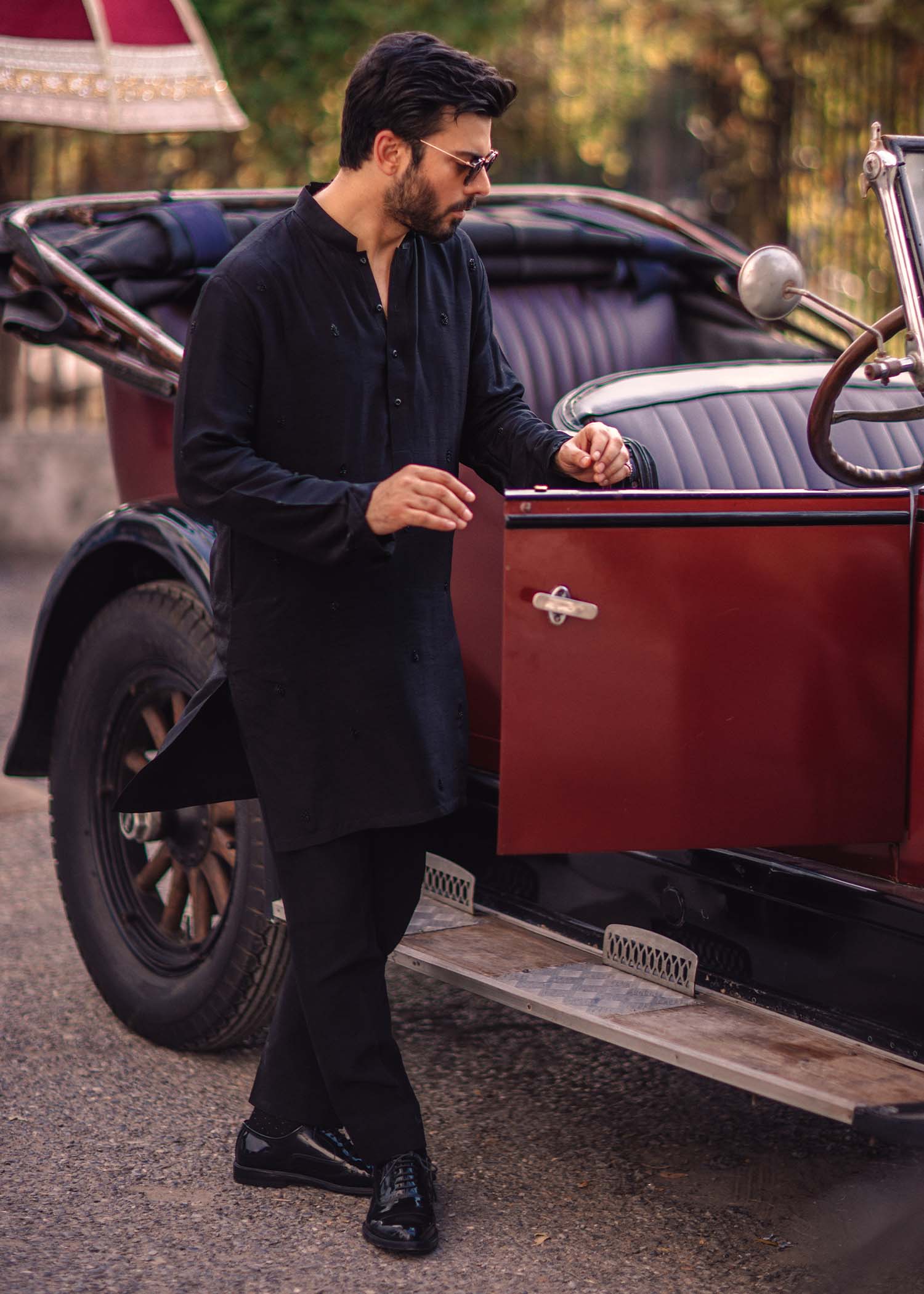 Black Hand-Embroidered Rawsilk Kurta (2-Piece) - Image 2