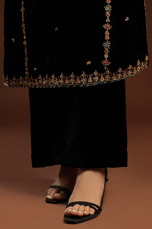 Pakistani Black Hand-Embroidered Velvet Salwar Kameez (3-Piece) - Image 6