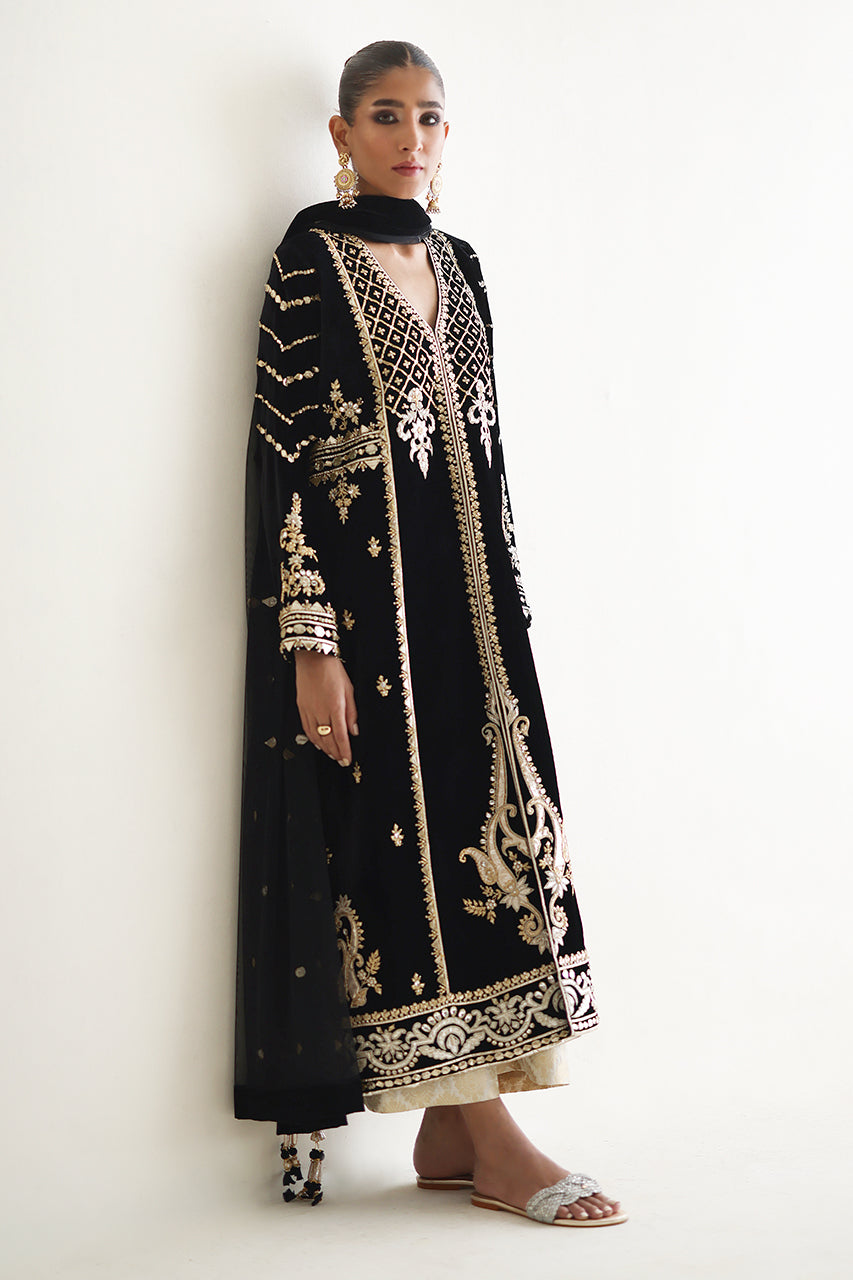Pakistani Black Zardozi Velvet Kurta Set (3-Piece) - Image 4