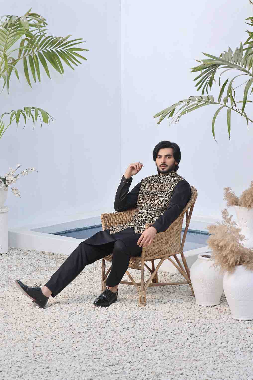 Black Gold Embroidered Silk-Blend Waistcoat Kurta (3-Piece) - Image 3