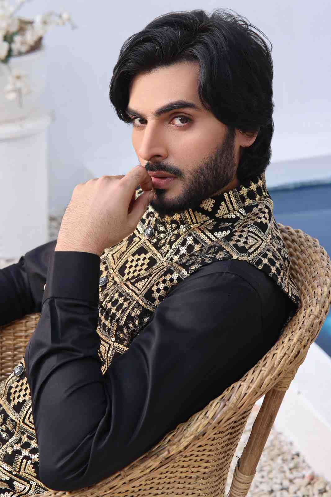 Black Gold Embroidered Silk-Blend Waistcoat Kurta (3-Piece) - Image 4
