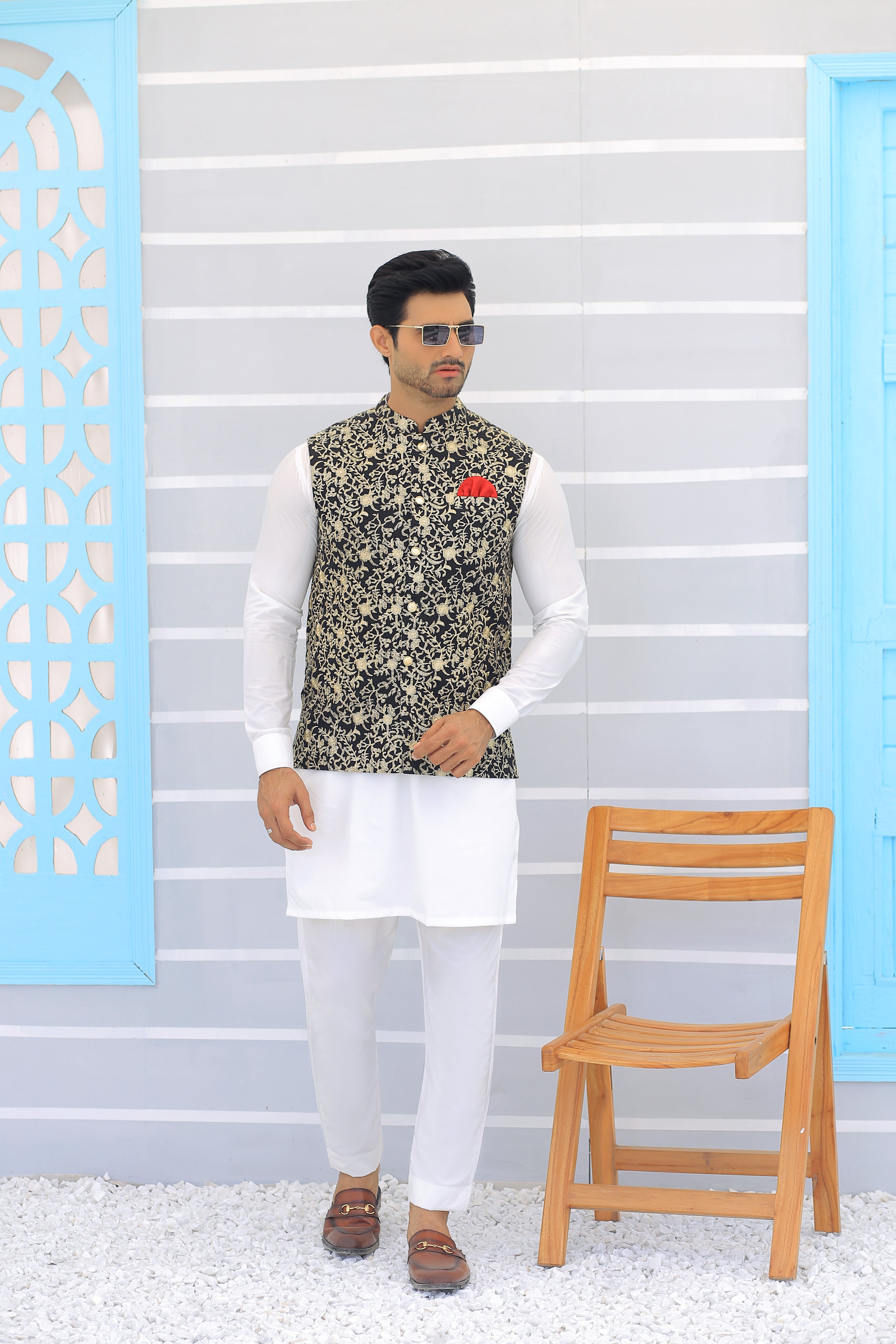 Black and Gold Embroidered Silk-Blend Waistcoat (3-Piece) - Image 2