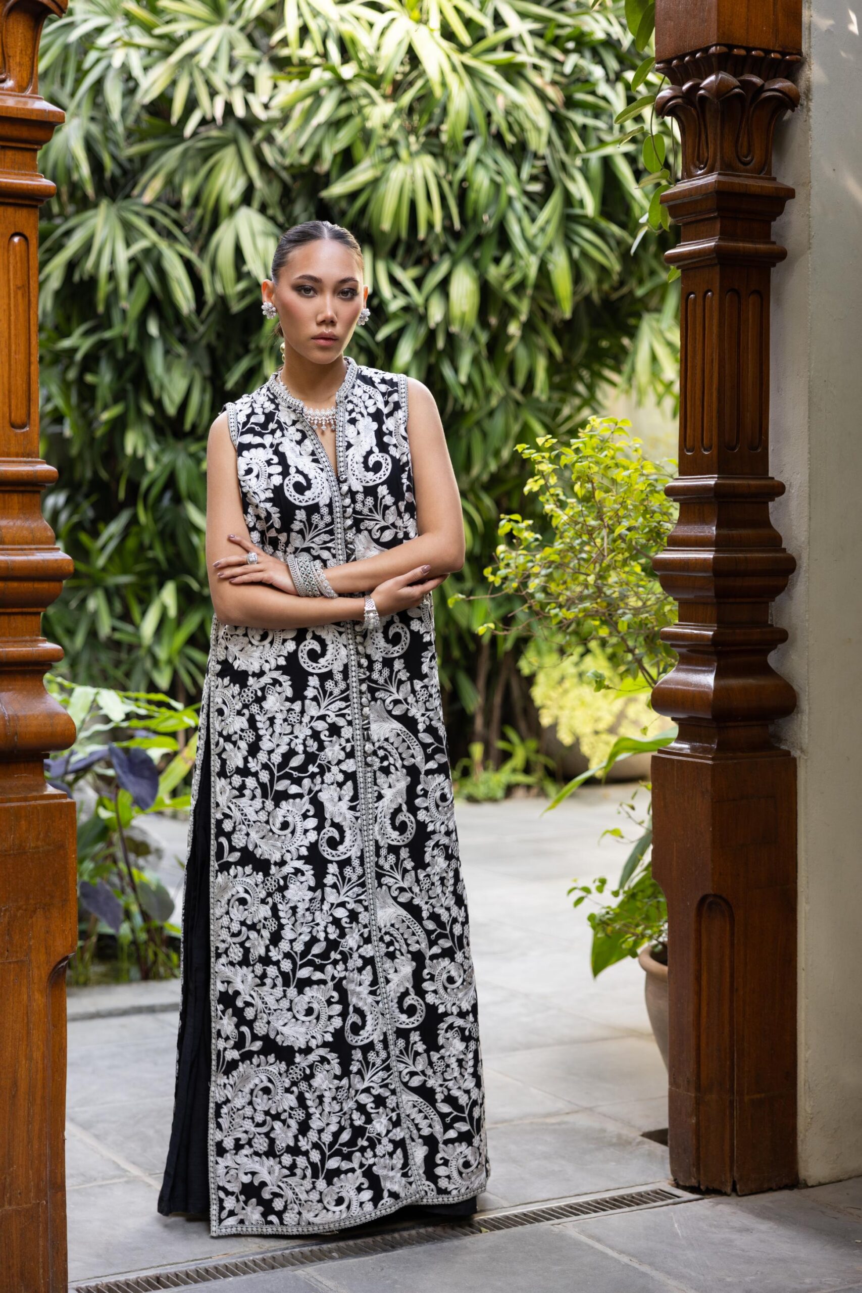 Pakistani Black Dorri Embroidered Crepe Georgette Long Coat (2-Piece) - Image 2