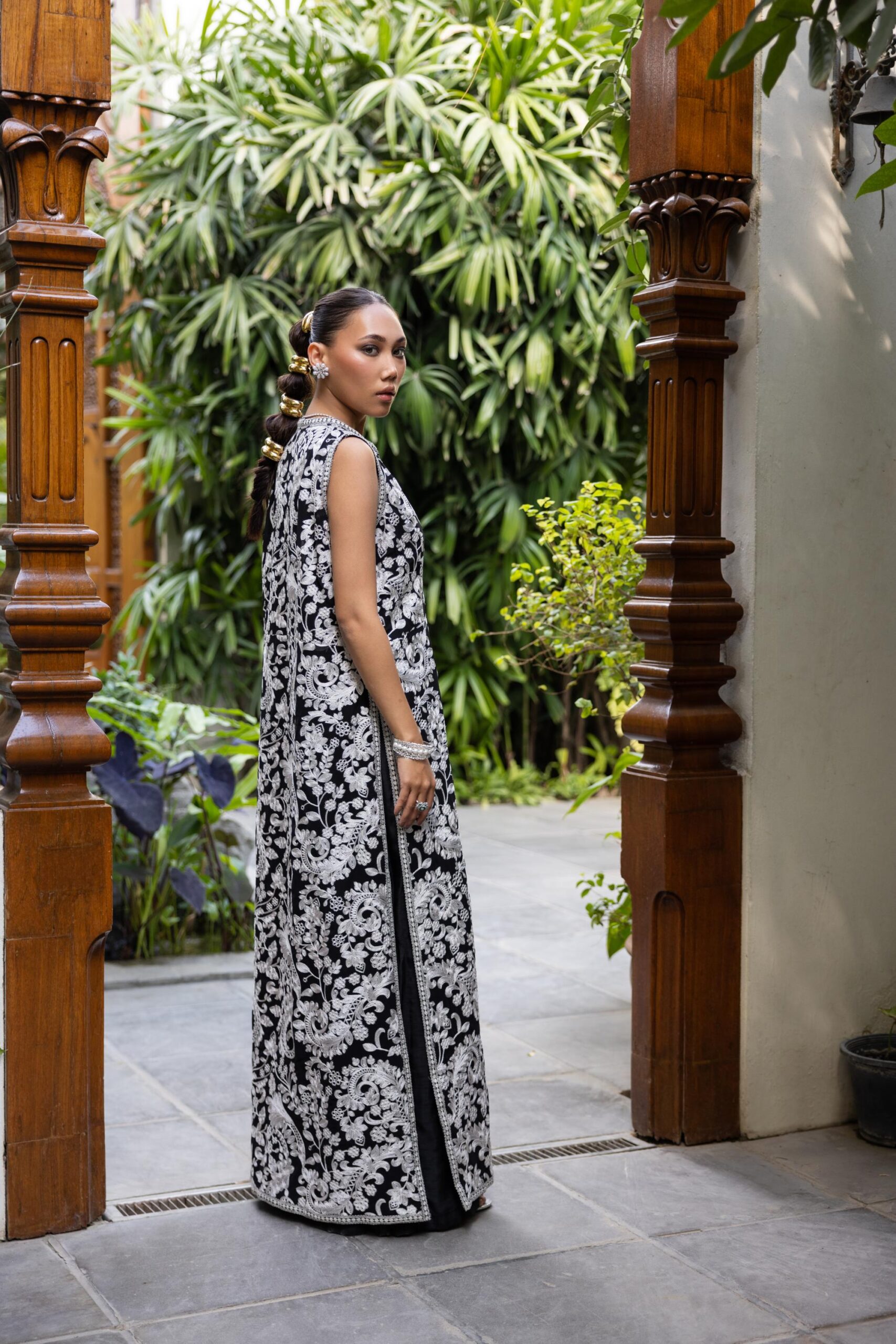 Pakistani Black Dorri Embroidered Crepe Georgette Long Coat (2-Piece) - Image 7