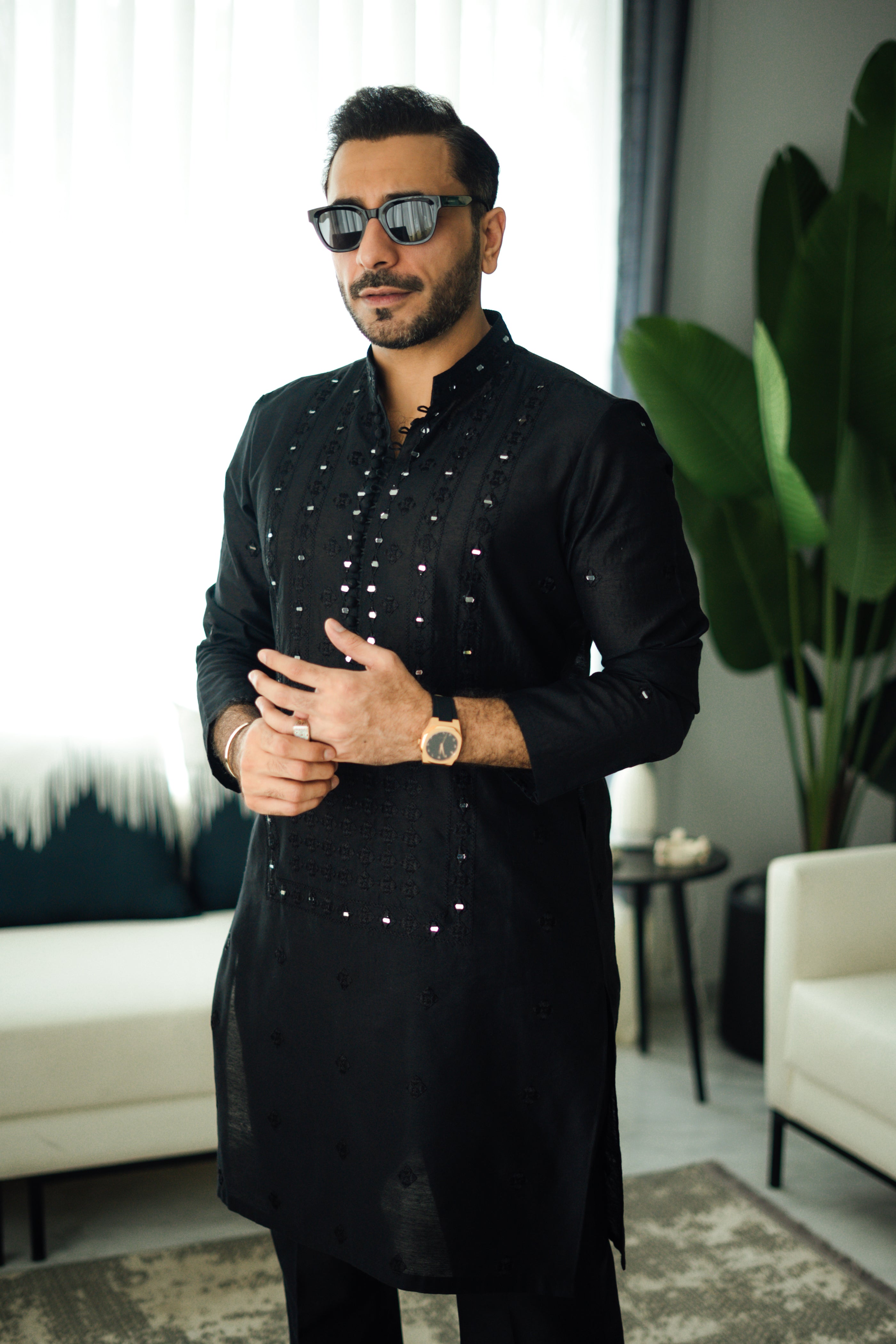 Black Mirror Embroidered Kurta Set (2-Piece) - Image 4