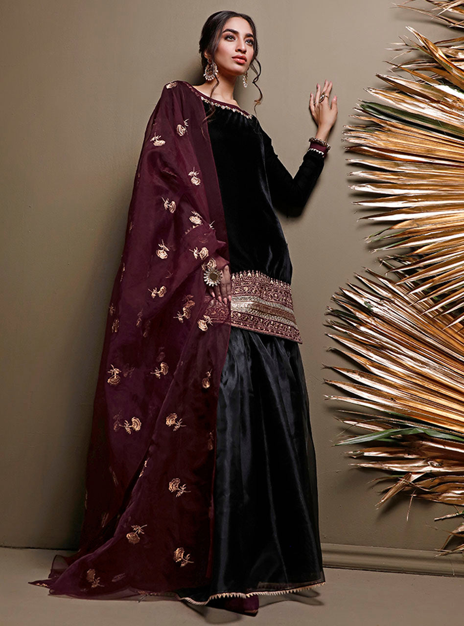 Pakistani Black Embroidered Velvet Gharara Set (3-Piece) - Image 3