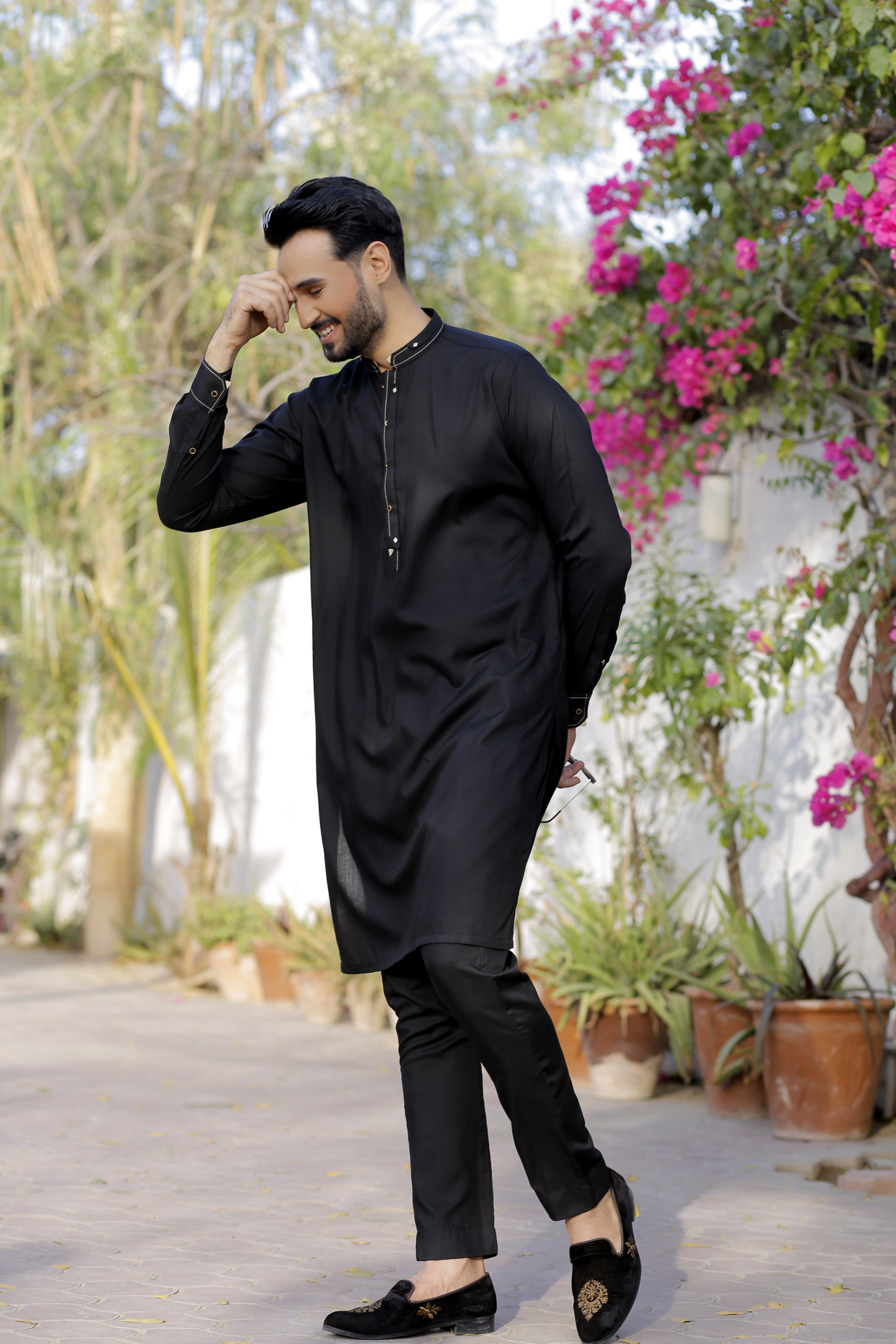 Black Embellished Cotton-Silk Kurta Pajama (2-Piece) - Image 3