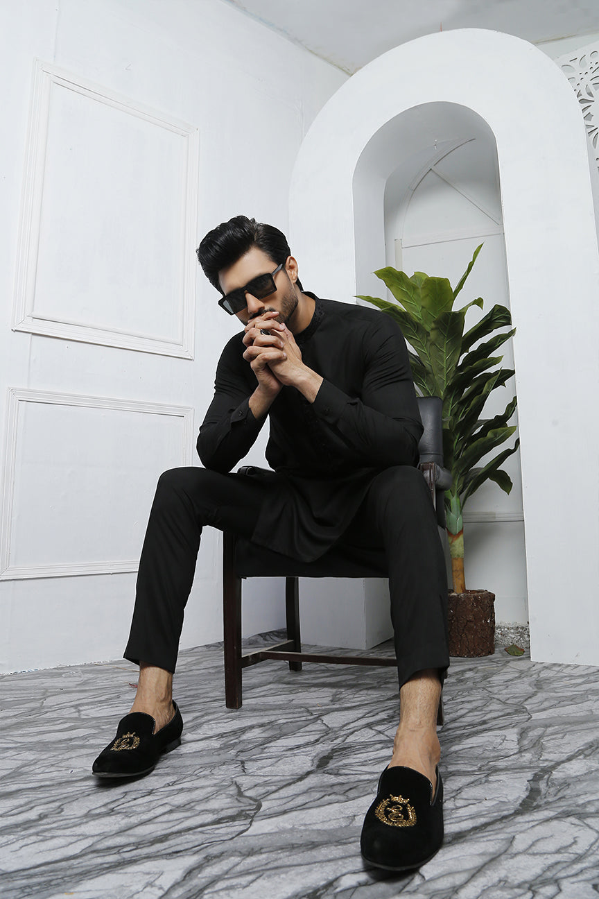 Black Embroidered Cotton-Silk Kurta Pajama (2-Piece) - Image 3