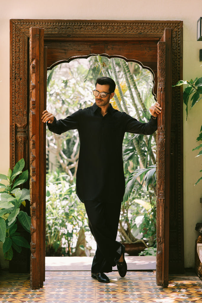 Black Hand-Embroidered Linen Kurta Pajama (2-Piece) - Image 1