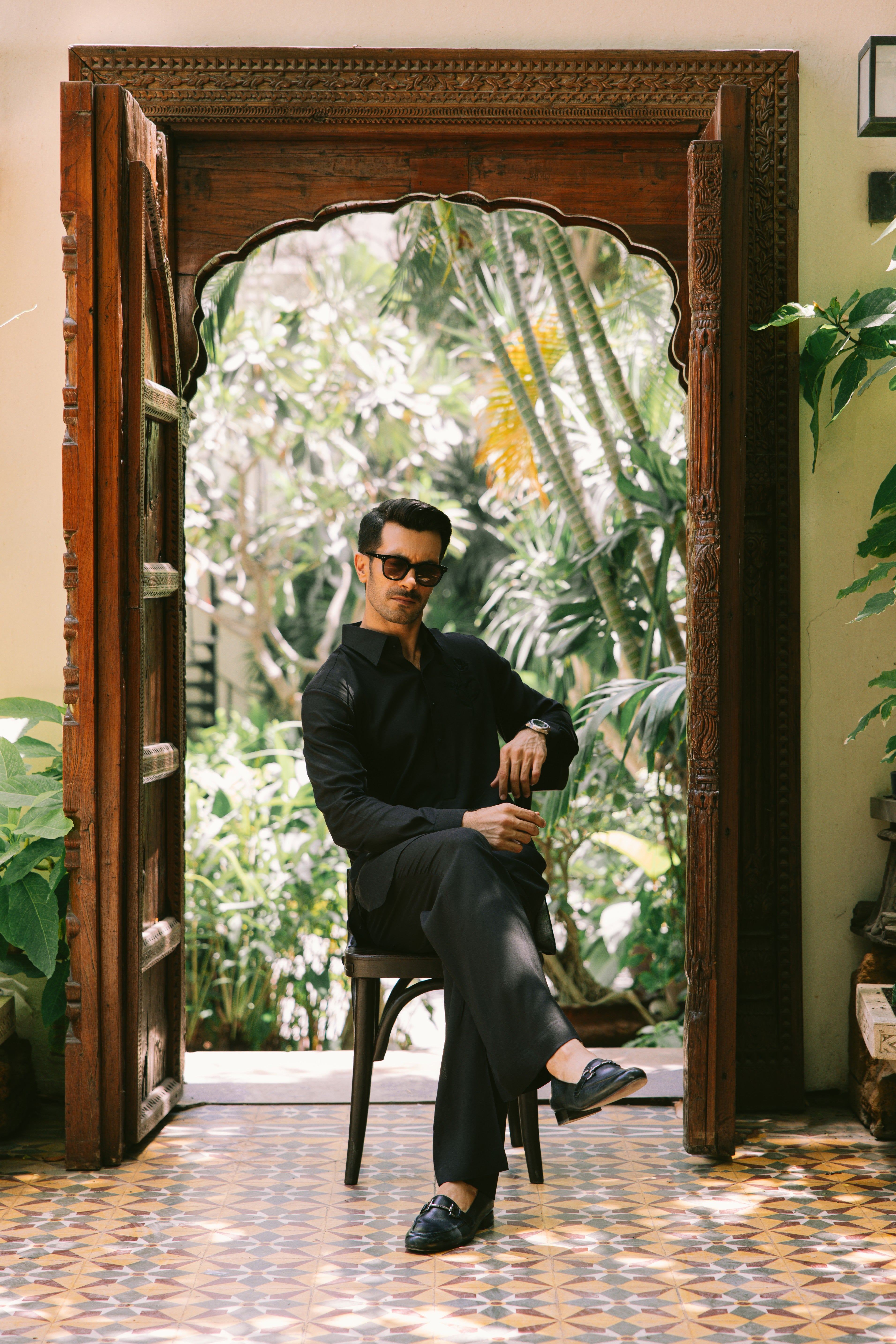 Black Hand-Embroidered Linen Kurta Pajama (2-Piece) - Image 5