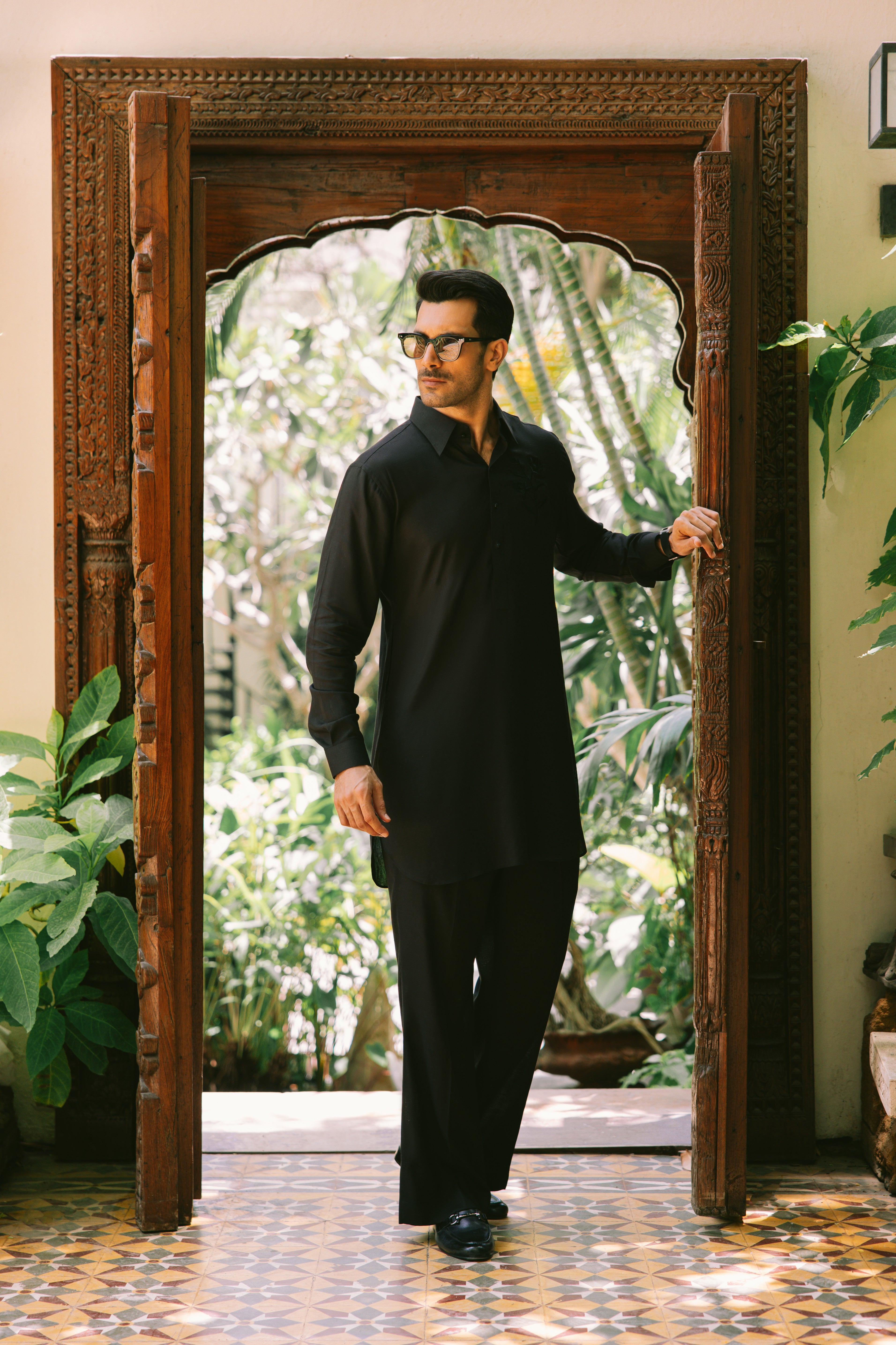 Black Hand-Embroidered Linen Kurta Pajama (2-Piece) - Image 6