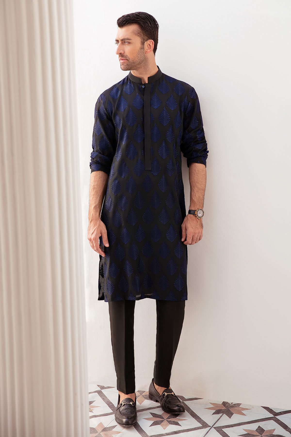 Black Boti Embroidered Raw Silk Kurta (1-Pc) - Image 2