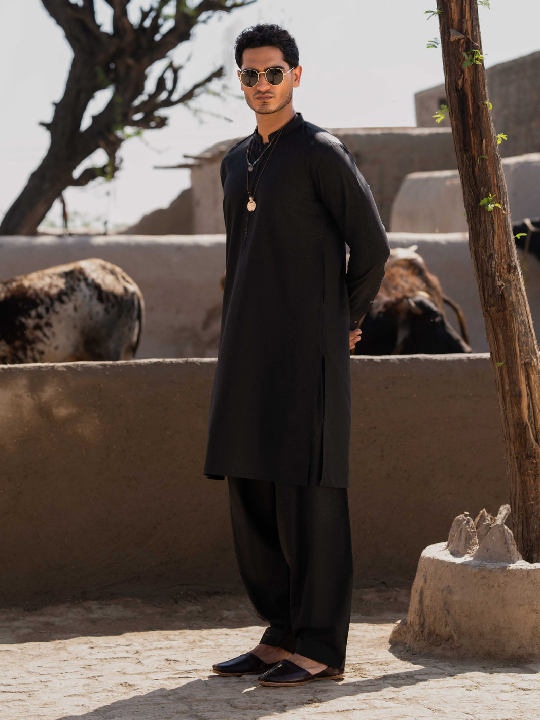 Black Minimal Stitch Blended Shalwar Kameez (2-Piece) - Image 3