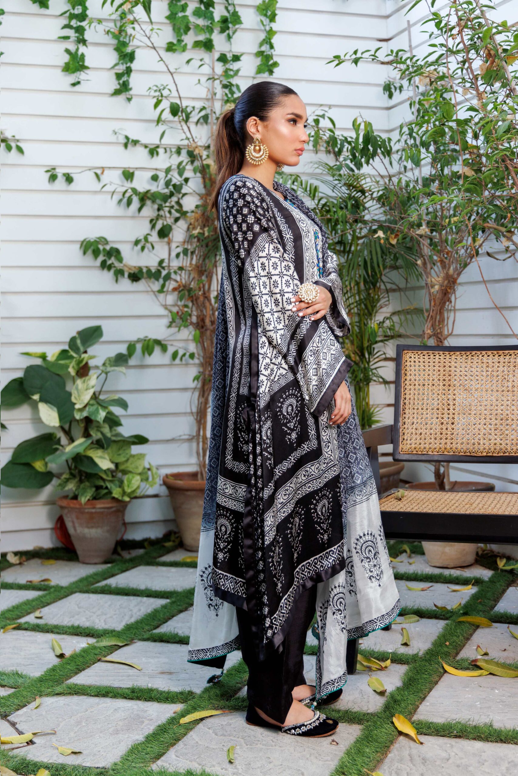 Pakistani Black & White Block Print Charmeuse Kurta Set (3-Piece) - Image 2