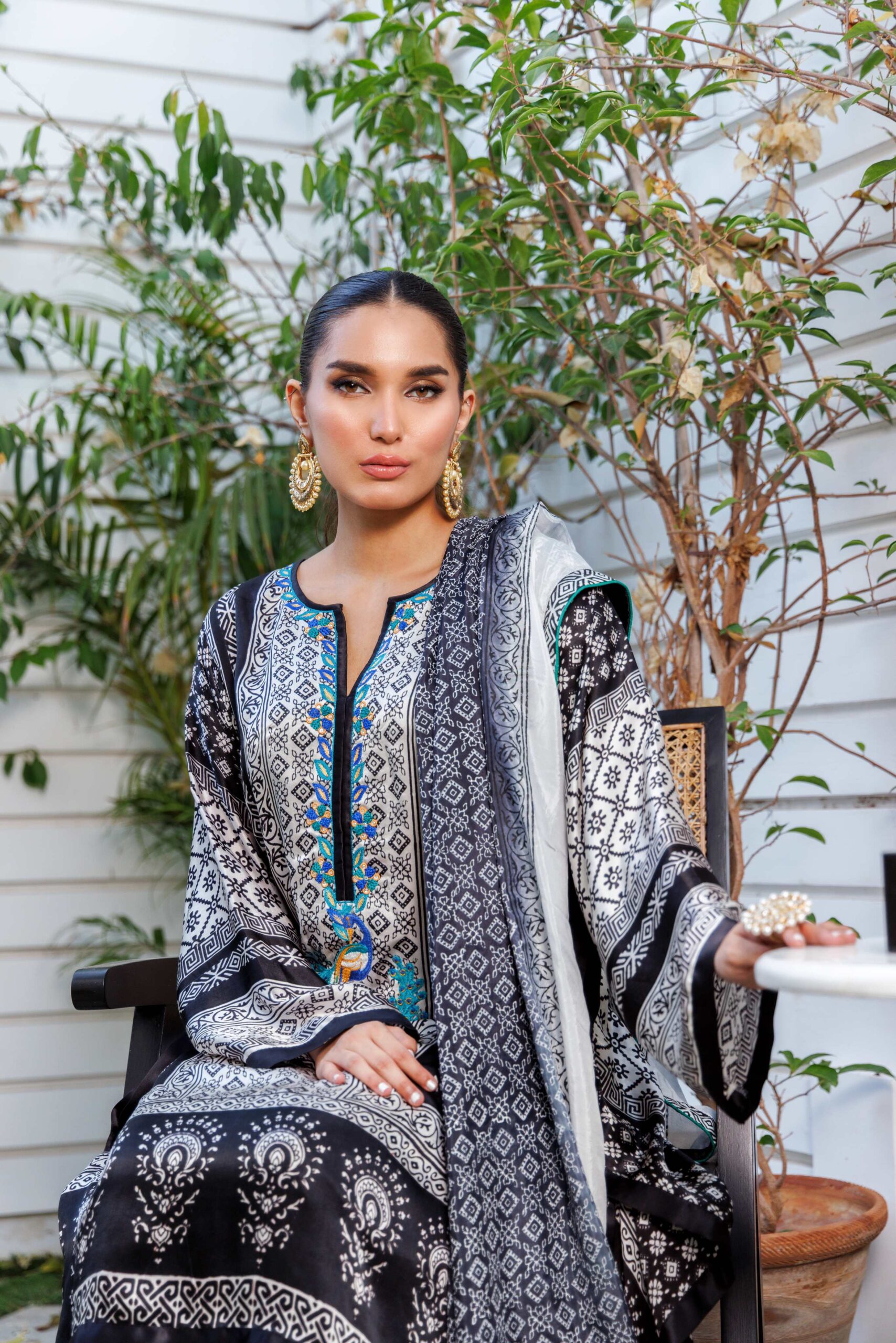 Pakistani Black & White Block Print Charmeuse Kurta Set (3-Piece) - Image 4