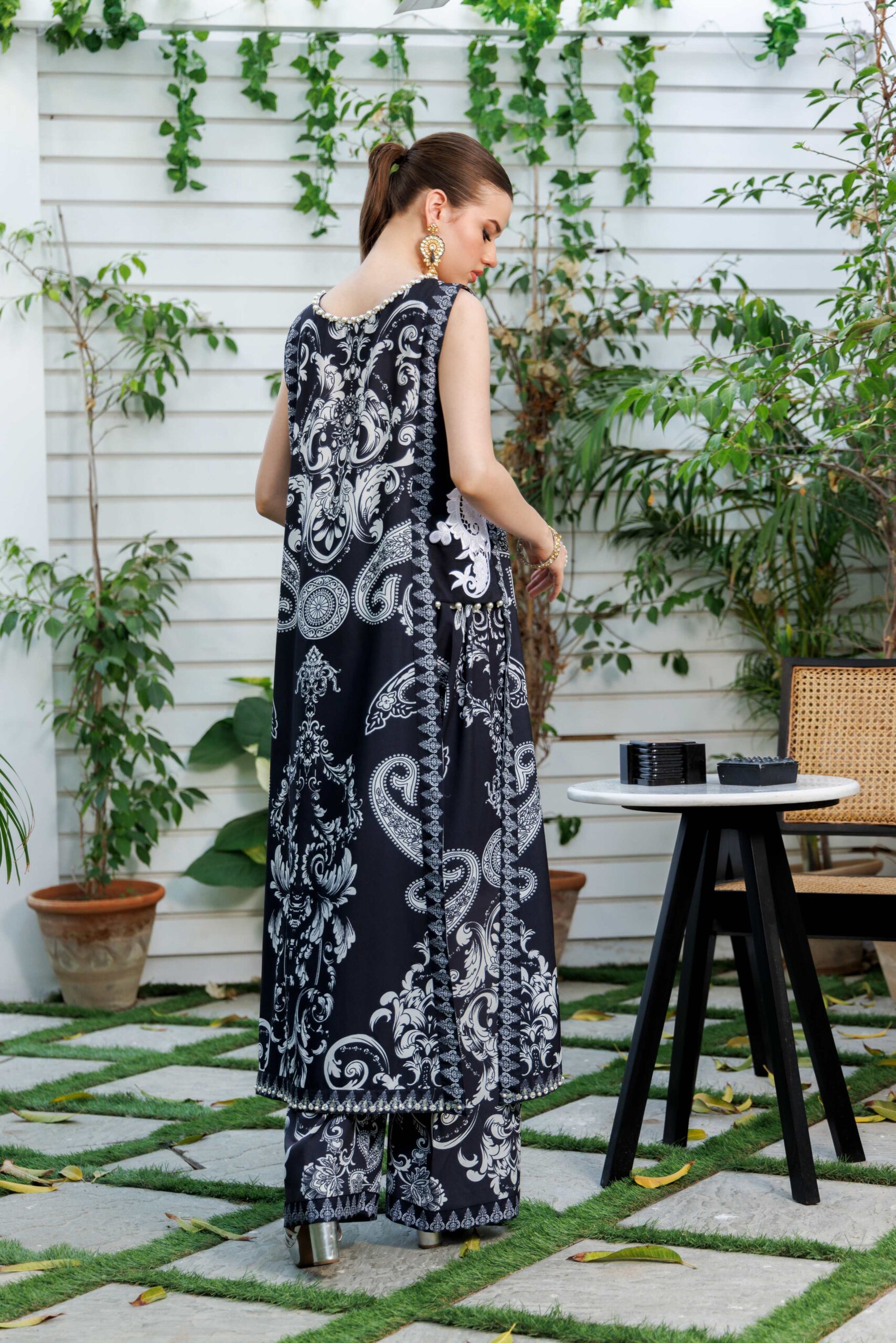 Black Digital Printed Crepe Silk Kurta Set (2-Piece) - Image 4