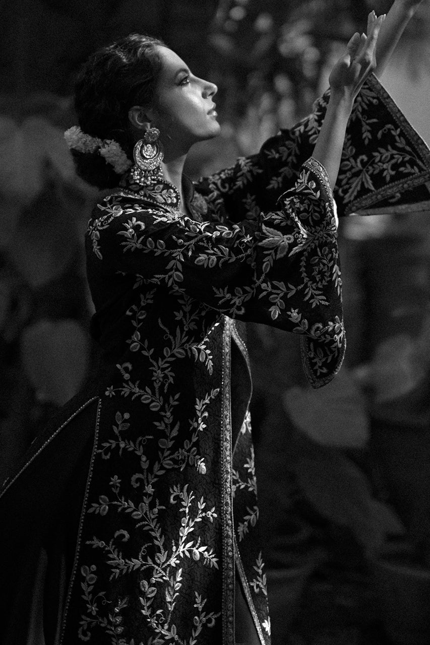 Pakistani Black Hath-Aari Embroidered Self Jamawar Jacket (2-Piece) - Image 5