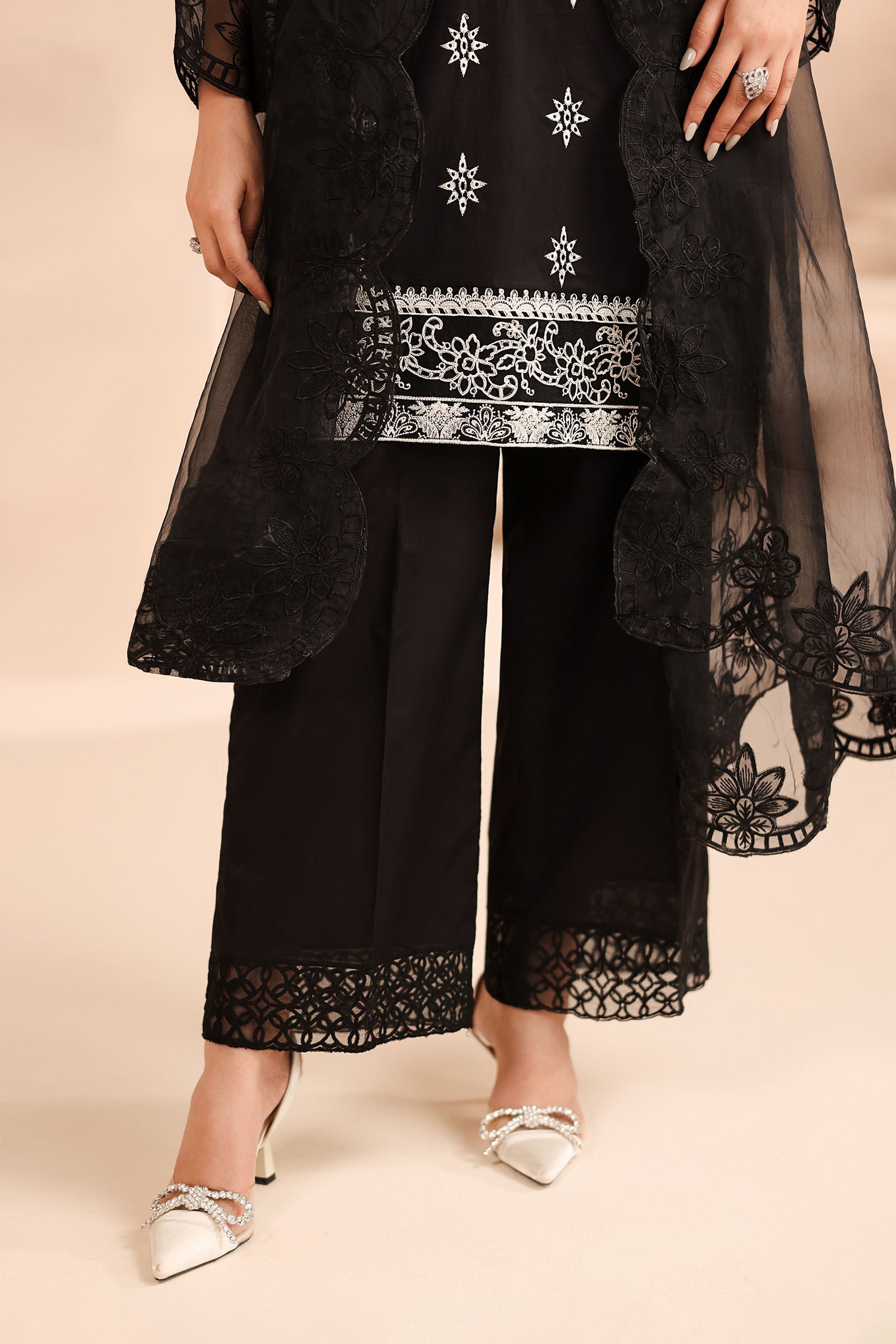 Black Embroidered Lawn 3-Piece Suit - Image 6