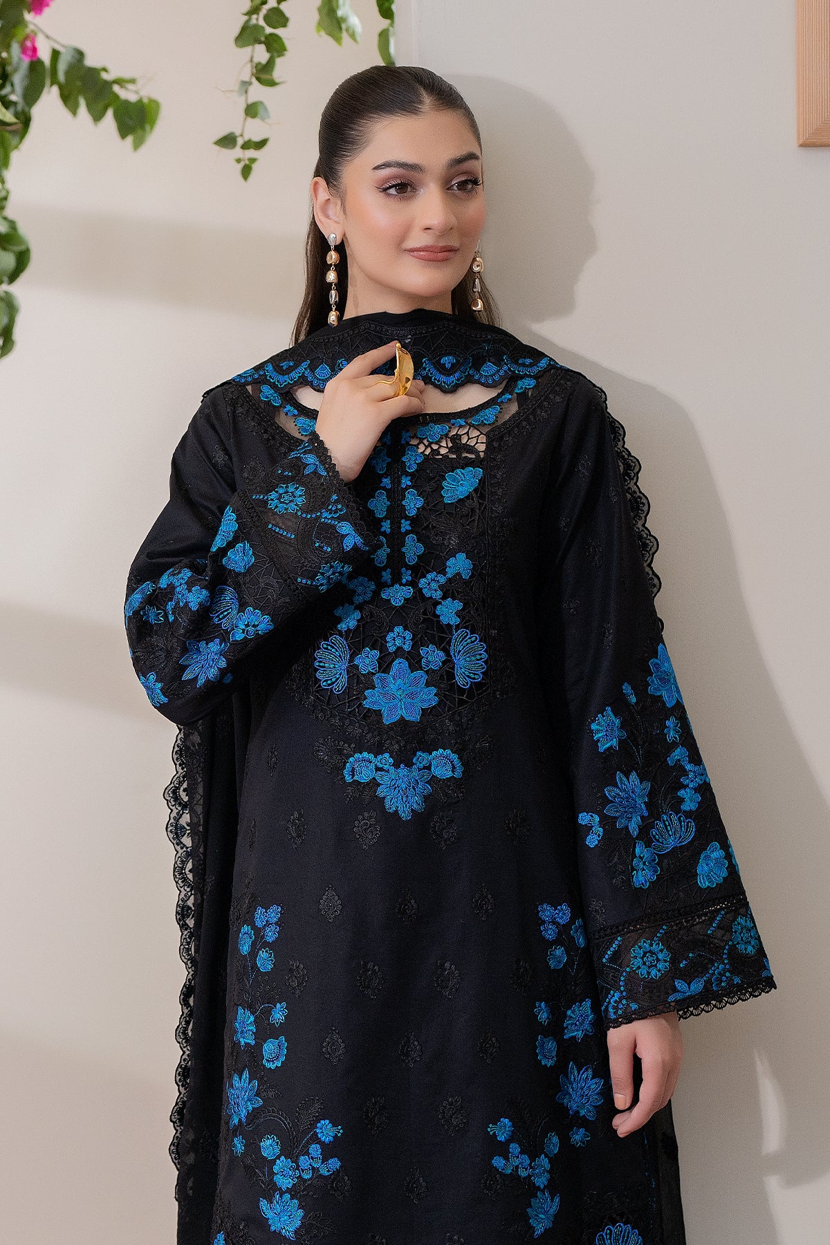 Black Embroidered Lawn 3-Piece Suit - Image 4