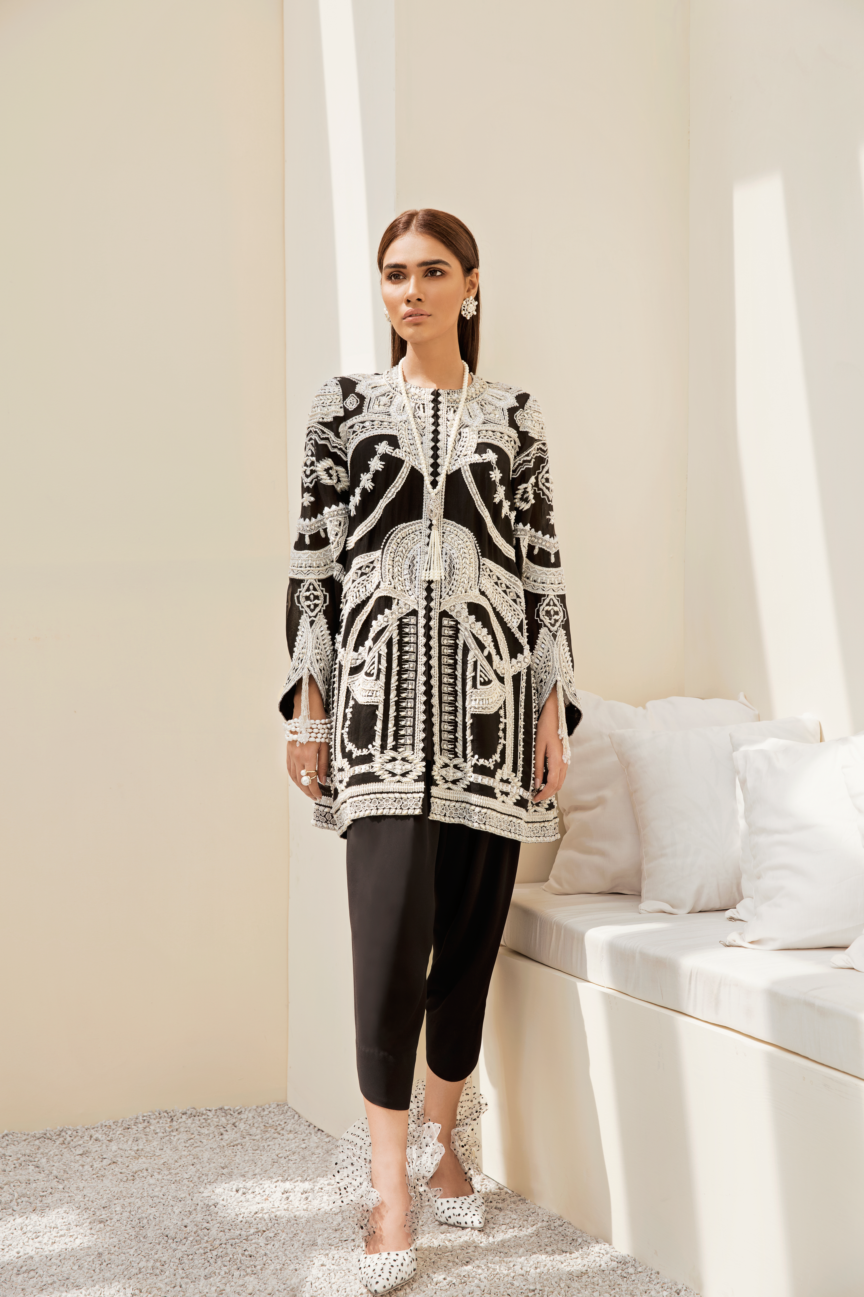 Black Hand-Embellished Pure Organza Salwar Kameez (2-Piece) - Image 3