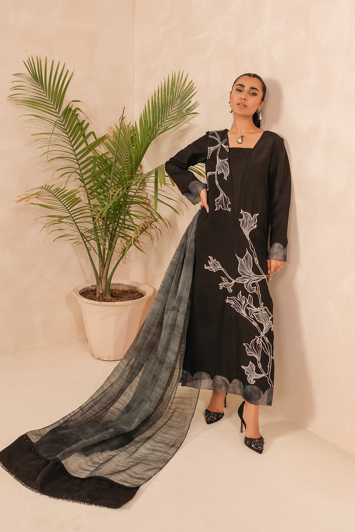 Pakistani Black Cut Dana Raw Silk Salwar Kameez (3-Piece) - Image 3