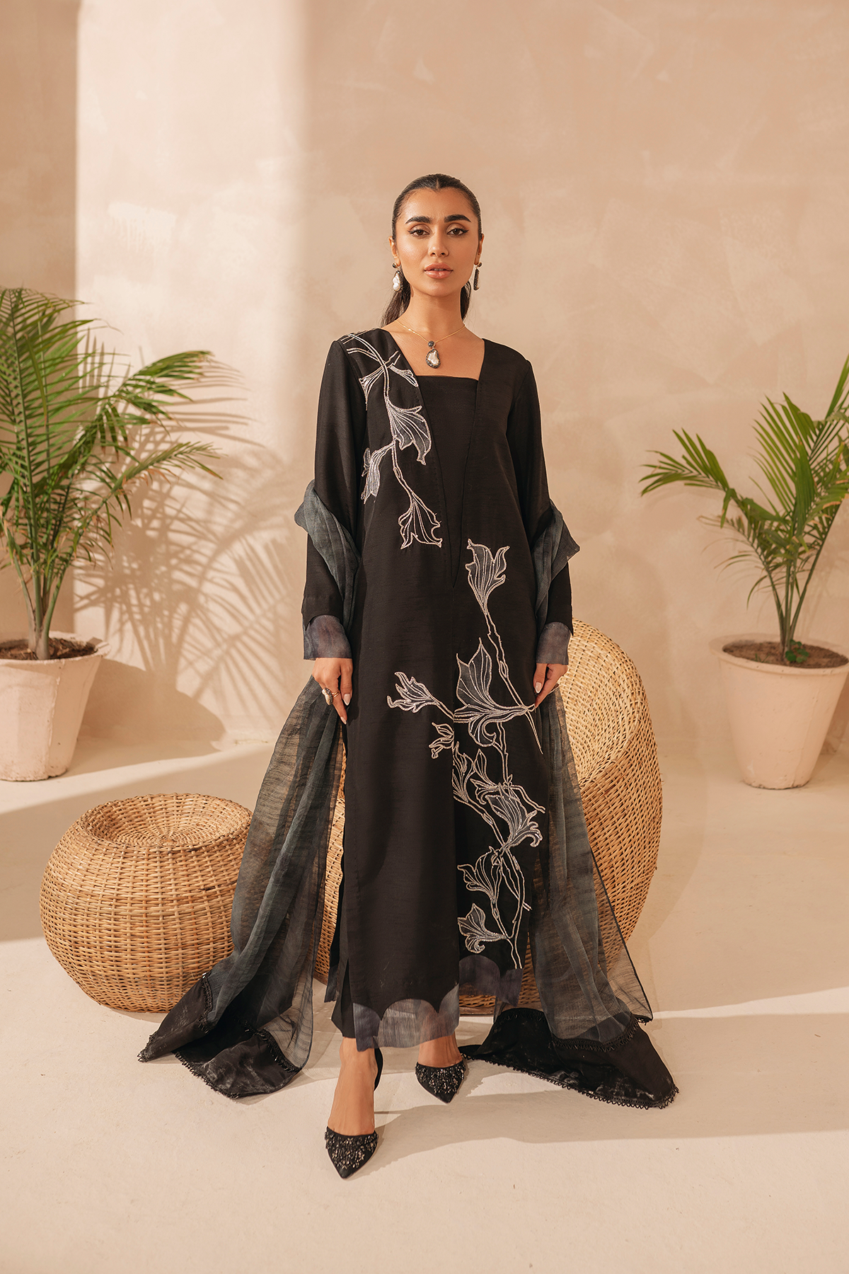 Pakistani Black Cut Dana Raw Silk Salwar Kameez (3-Piece) - Image 4