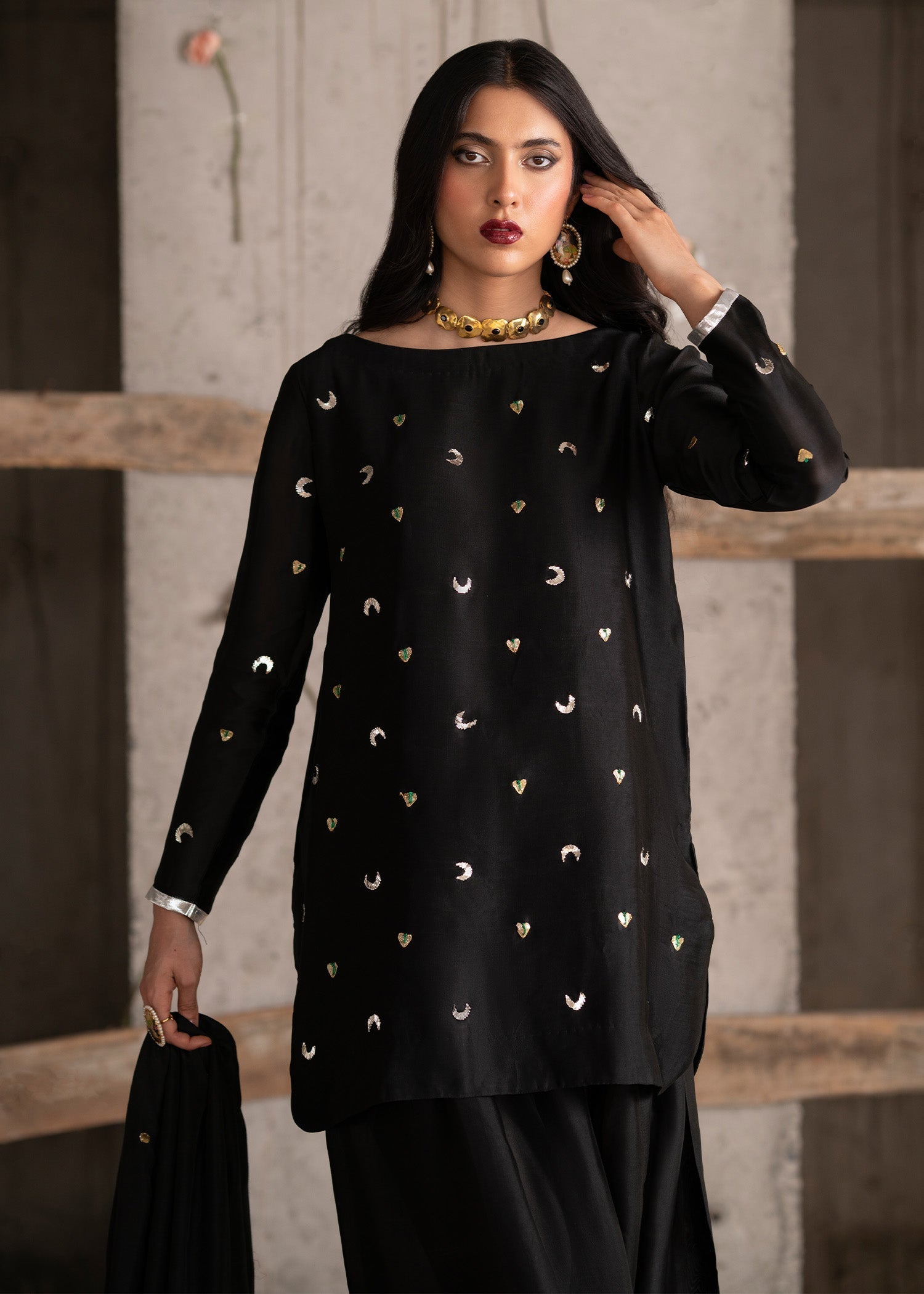 Pakistani Black Embellished Tissue Silk Kurta Set (3-Piece) - Image 6