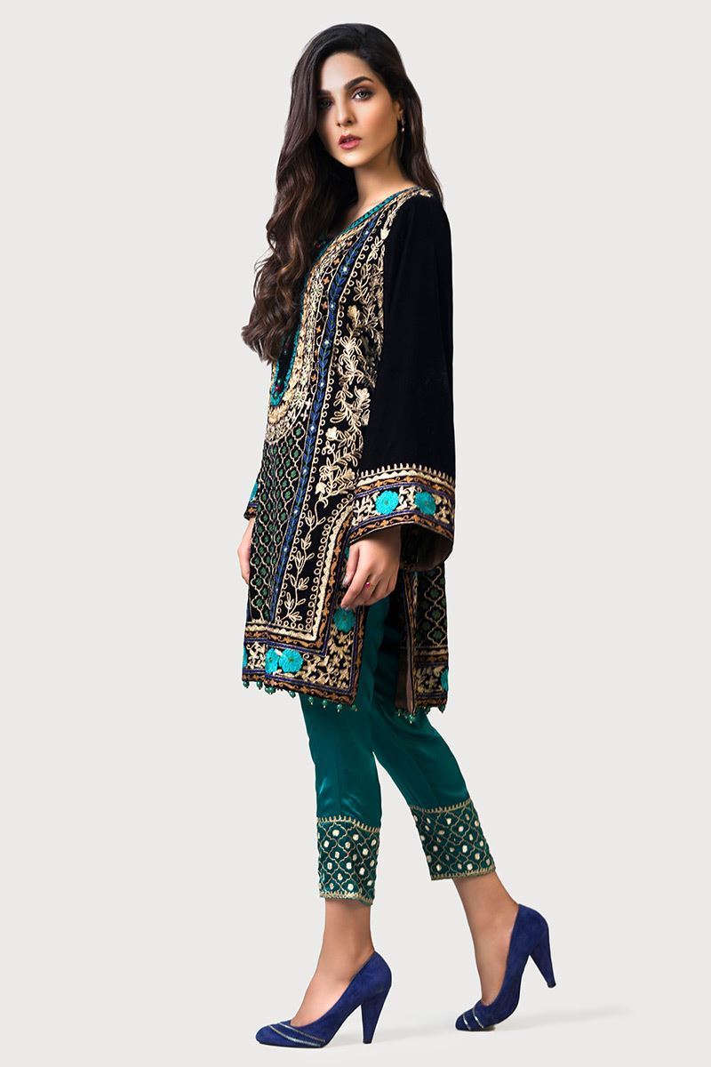 Pakistani Black Ari-Embroidered Velvet Salwar Kameez (3-Piece) - Image 3