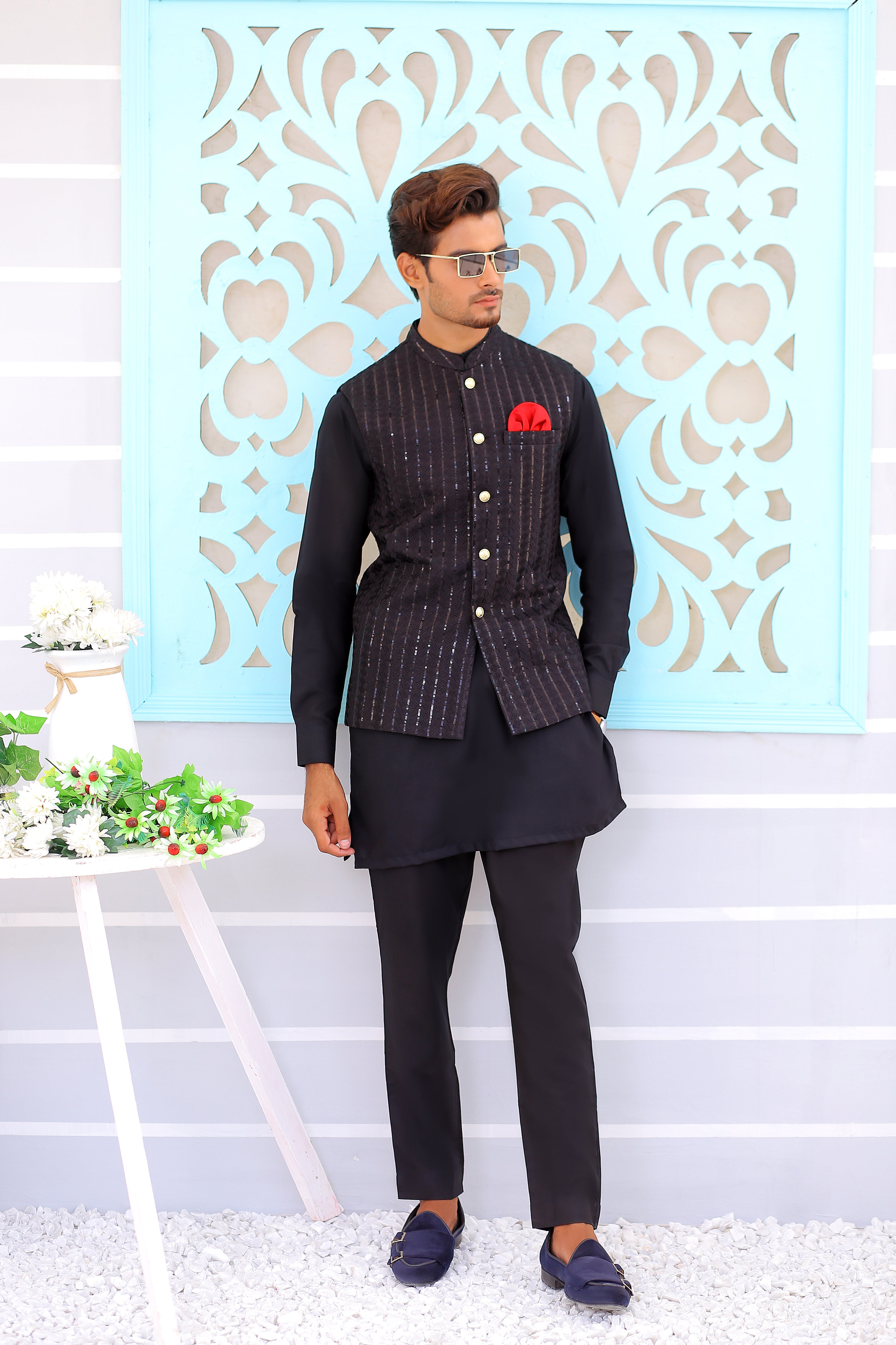 Black Sequinned Textured Waistcoat Kurta Set (3-Piece) - Image 4