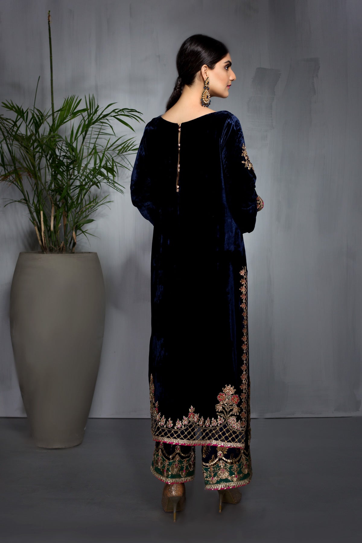 Pakistani Midnight Blue Gota Embroidered Velvet Salwar Kameez (2-Piece) - Image 2