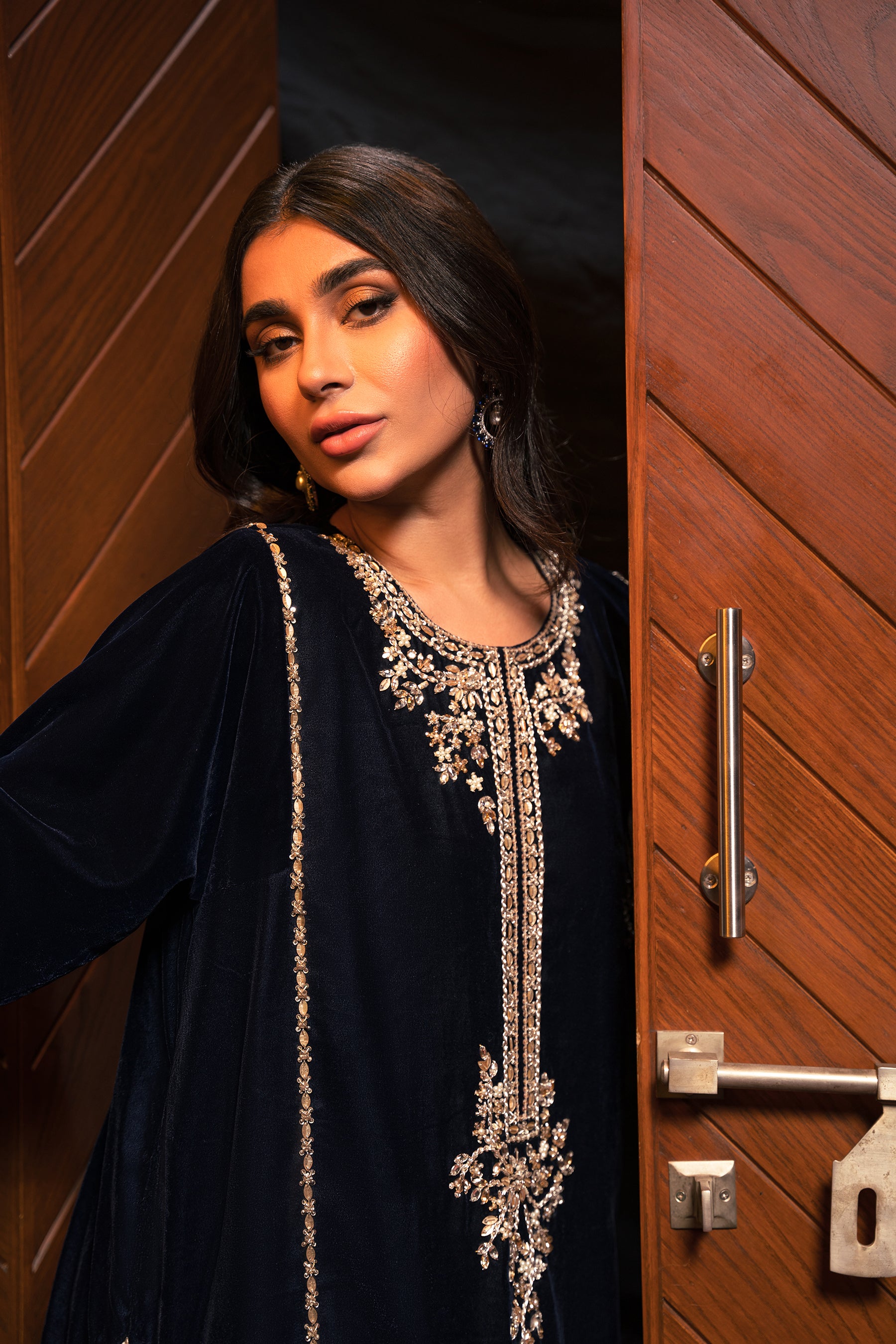 Pakistani Midnight Blue Zardozi Velvet Salwar Kameez (3-Piece) - Image 2