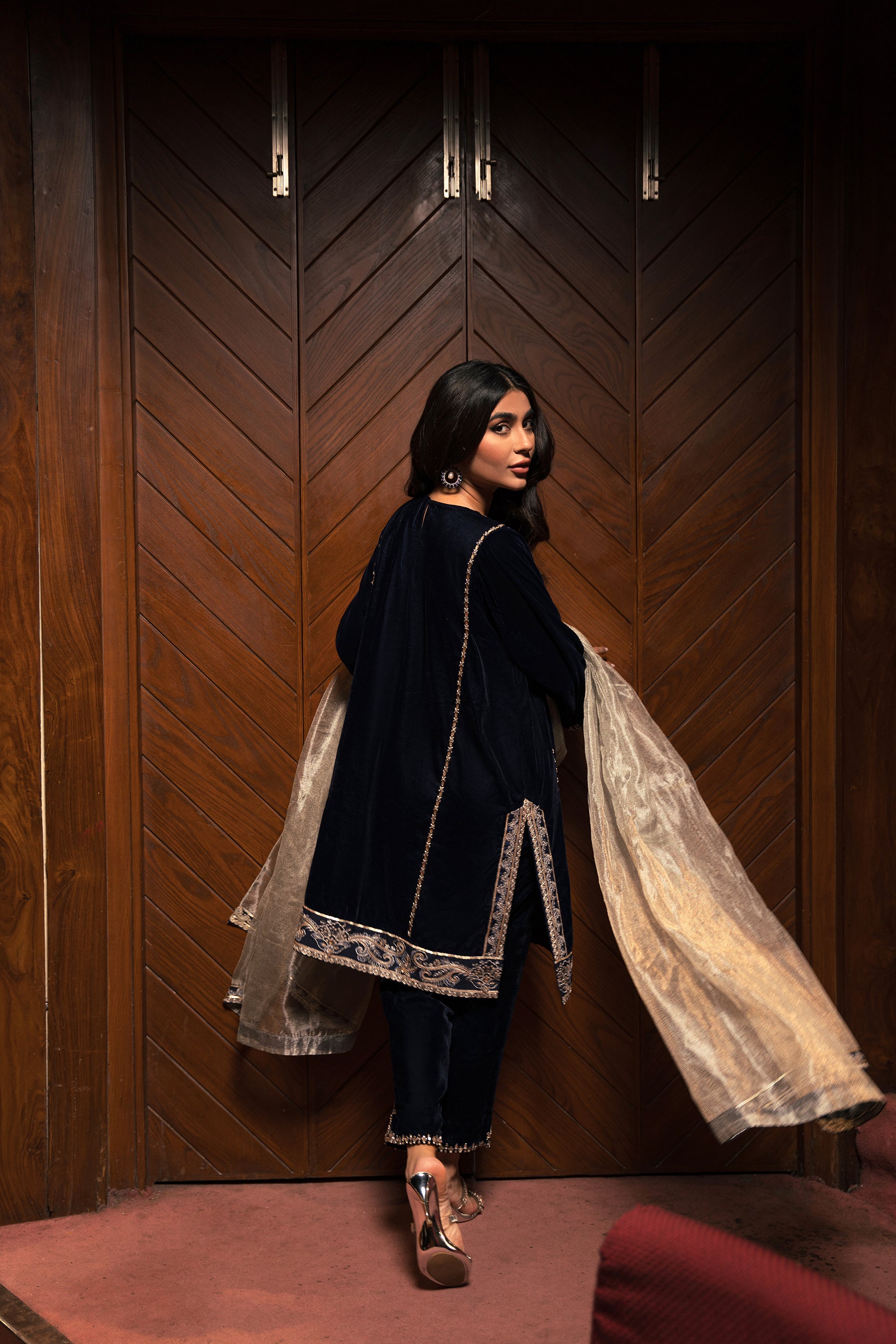 Pakistani Midnight Blue Zardozi Velvet Salwar Kameez (3-Piece) - Image 3