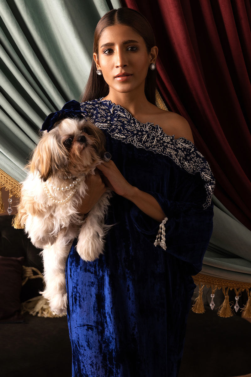Pakistani Royal Blue Embellished Velvet Kaftan (1-Pc) - Image 2