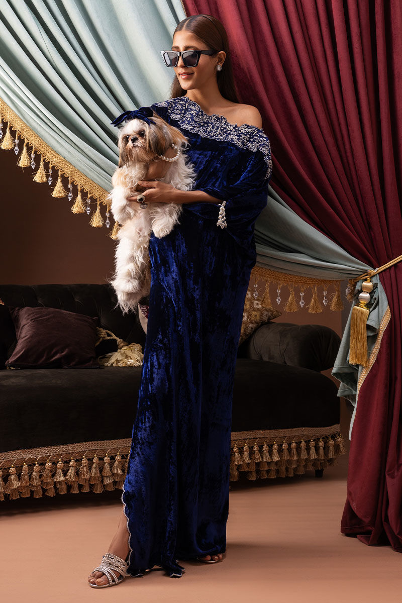 Pakistani Royal Blue Embellished Velvet Kaftan (1-Pc) - Image 3