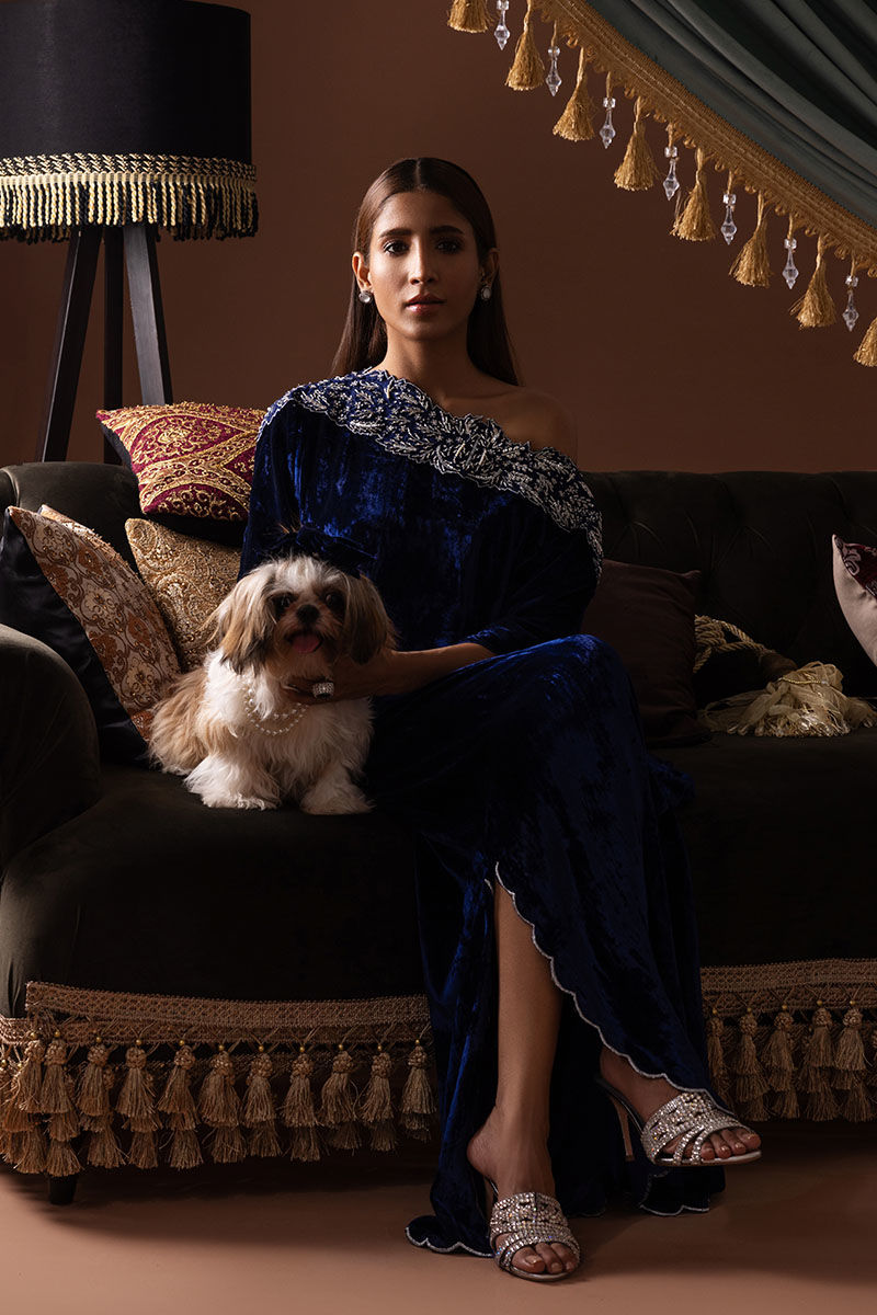 Pakistani Royal Blue Embellished Velvet Kaftan (1-Pc) - Image 4
