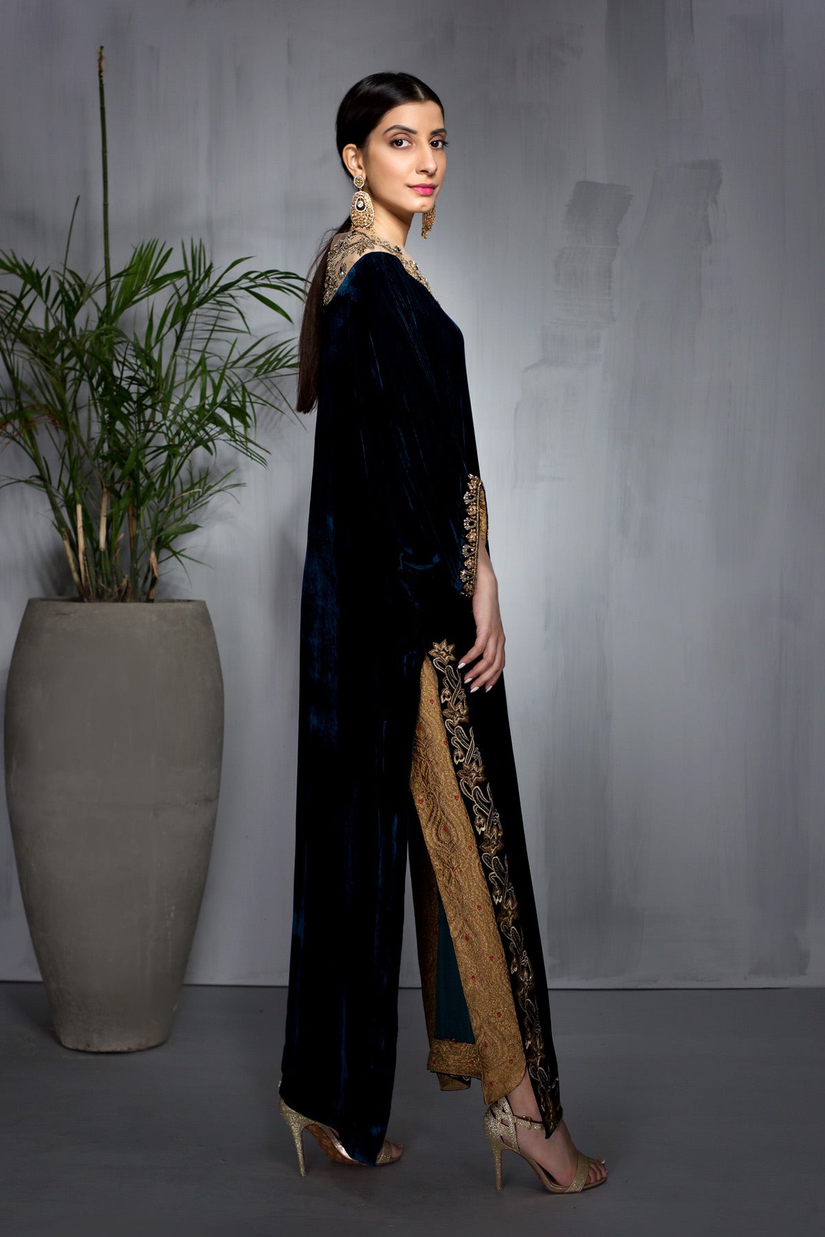 Midnight Blue Zardozi Velvet Kaftan (2-Piece) - Image 2