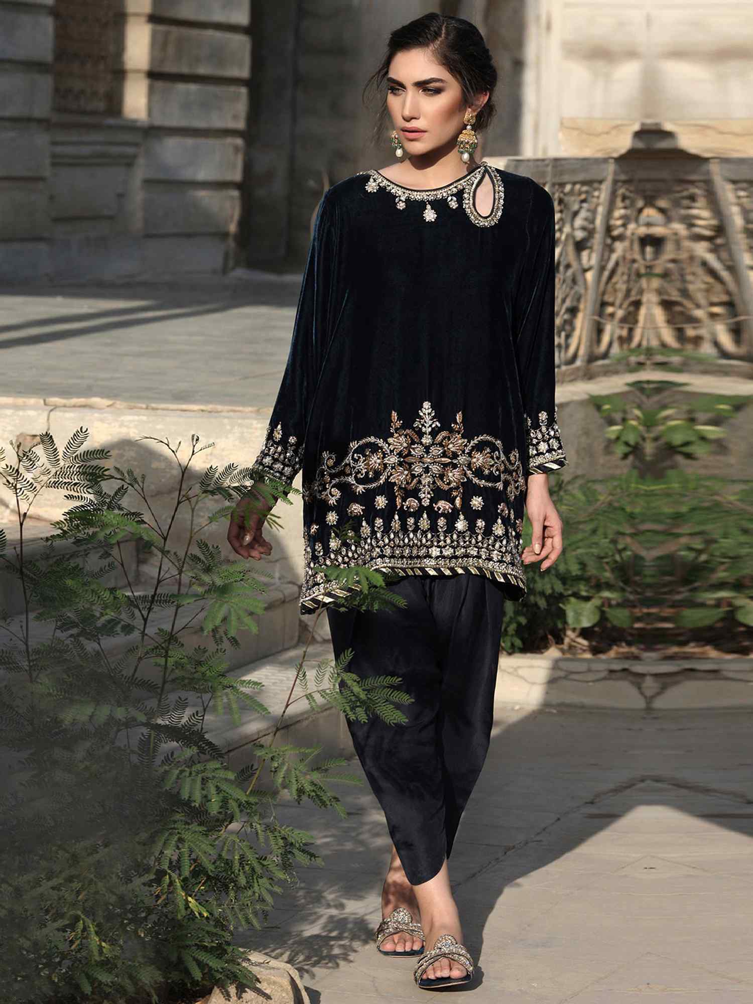 Pakistani Teal Blue Embroidered Silk Velvet Kurta Set (2-Piece) - Image 1