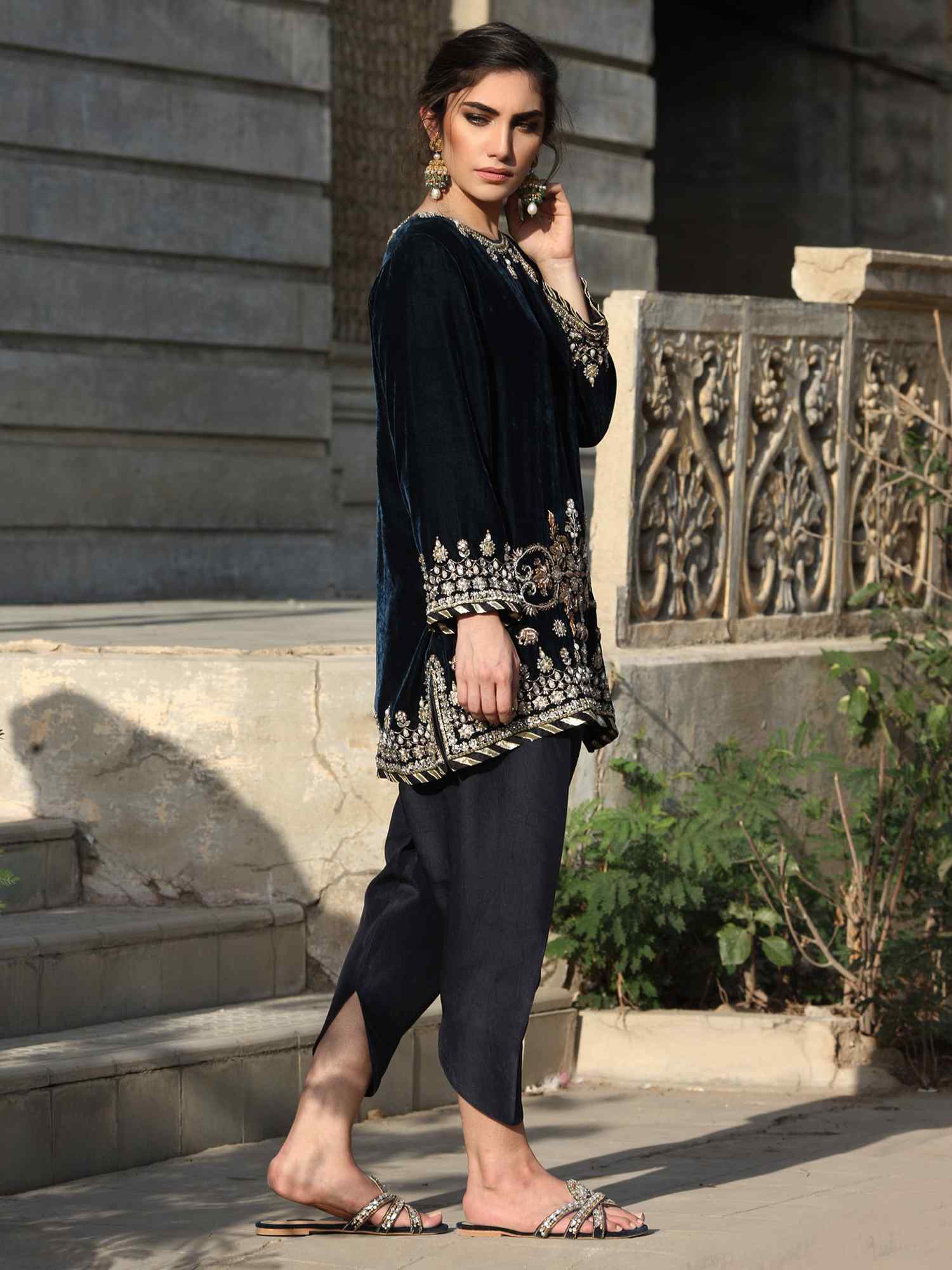 Pakistani Teal Blue Embroidered Silk Velvet Kurta Set (2-Piece) - Image 2