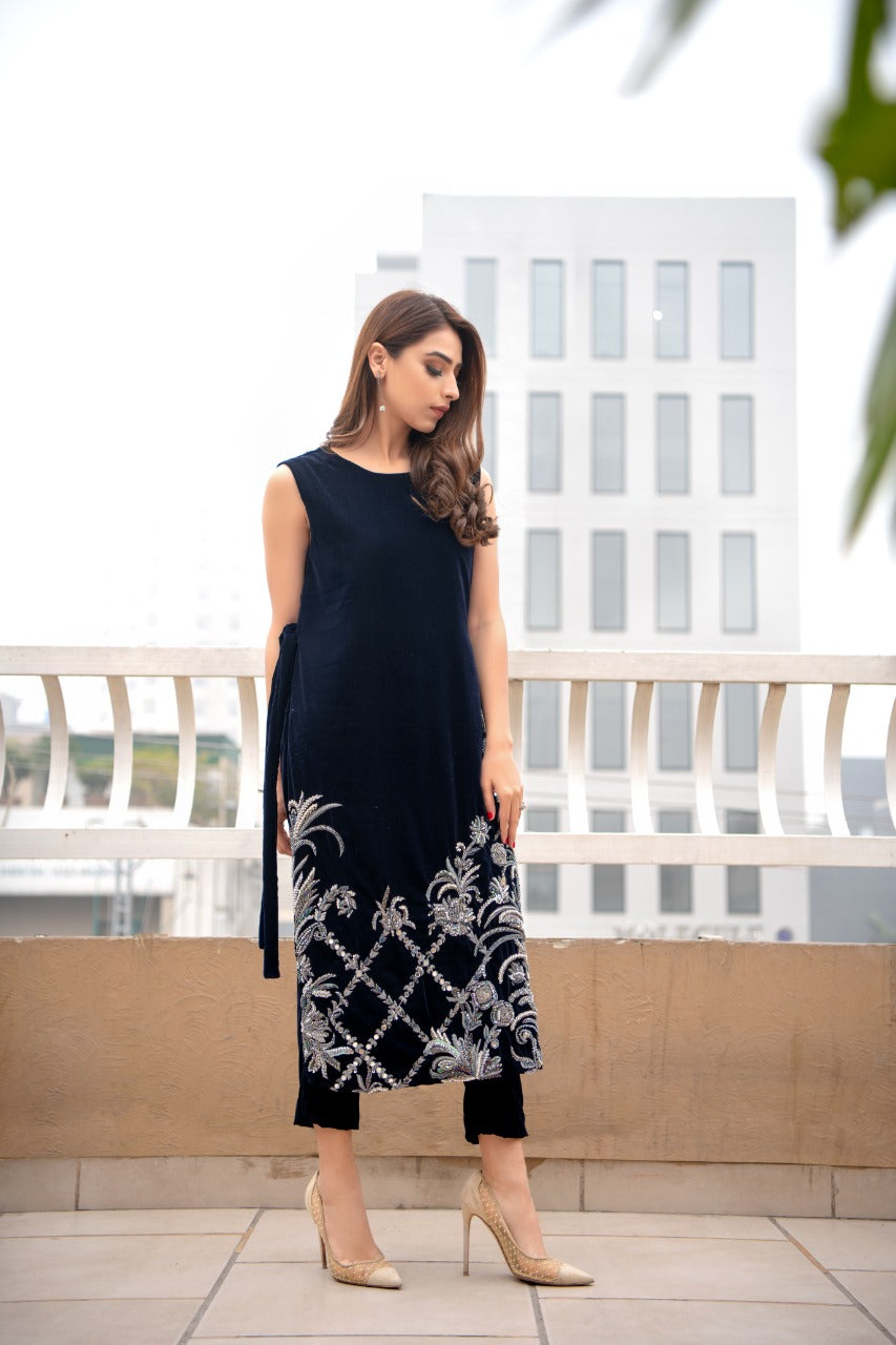 Pakistani Midnight Blue Embellished Velvet Kurta (2-Piece) - Image 1