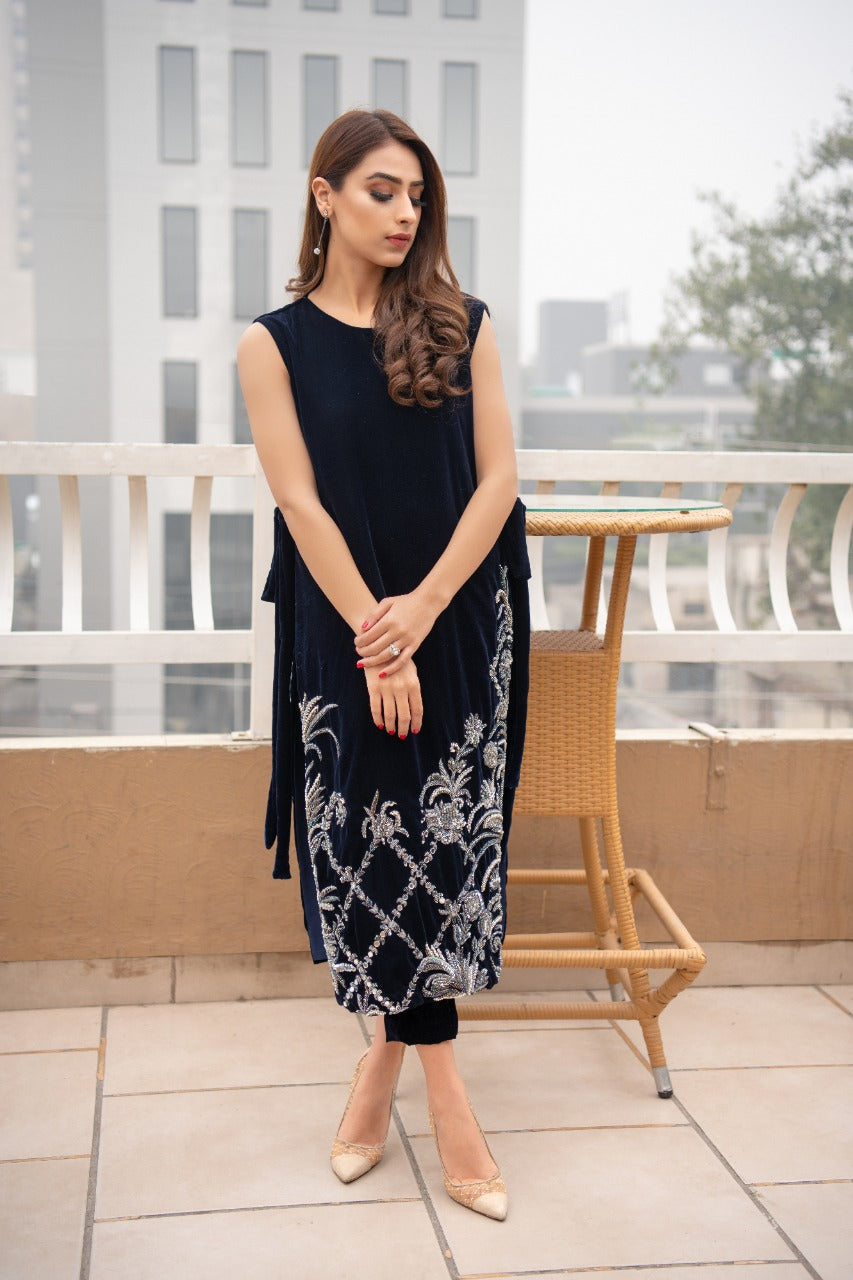 Pakistani Midnight Blue Embellished Velvet Kurta (2-Piece) - Image 2