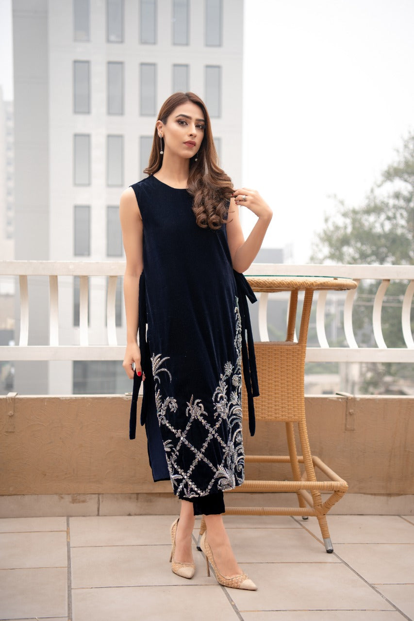 Pakistani Midnight Blue Embellished Velvet Kurta (2-Piece) - Image 3