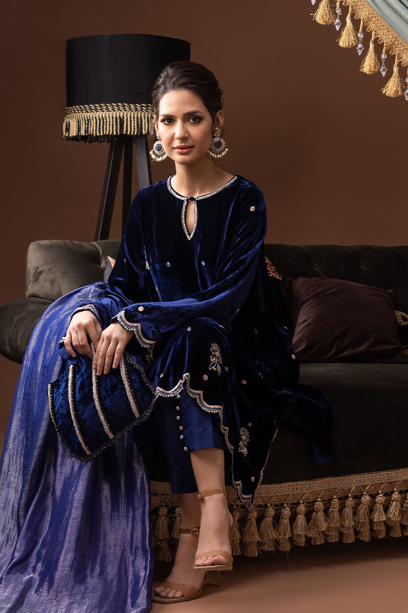 Pakistani Royal Blue Embellished Velvet Kurta Set (3-Piece) - Image 2