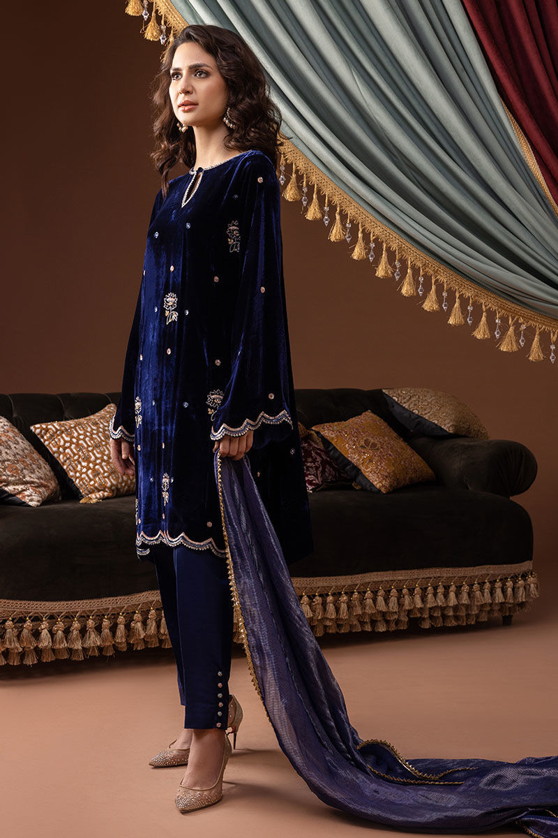Pakistani Royal Blue Embellished Velvet Kurta Set (3-Piece) - Image 3