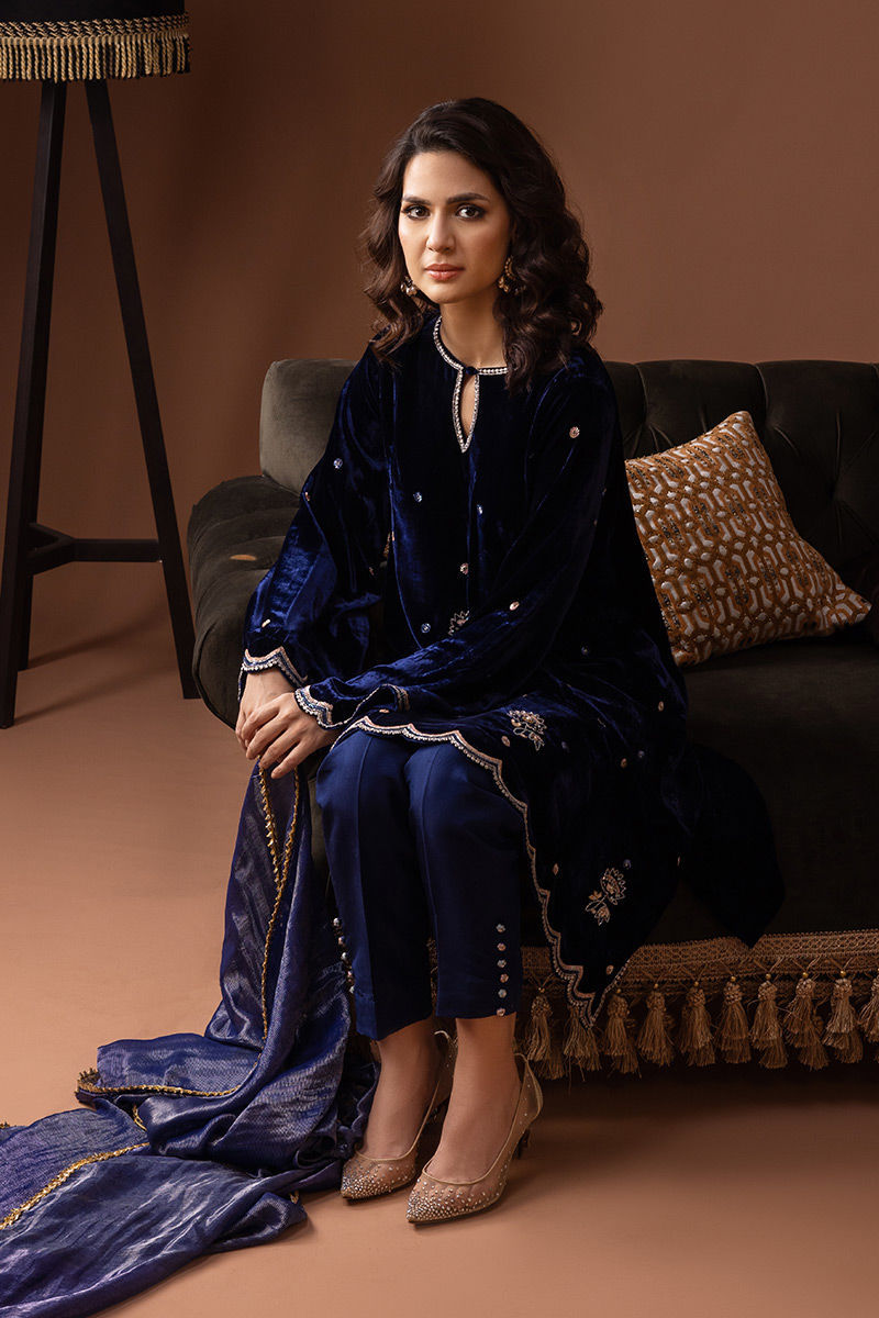 Pakistani Royal Blue Embellished Velvet Kurta Set (3-Piece) - Image 4