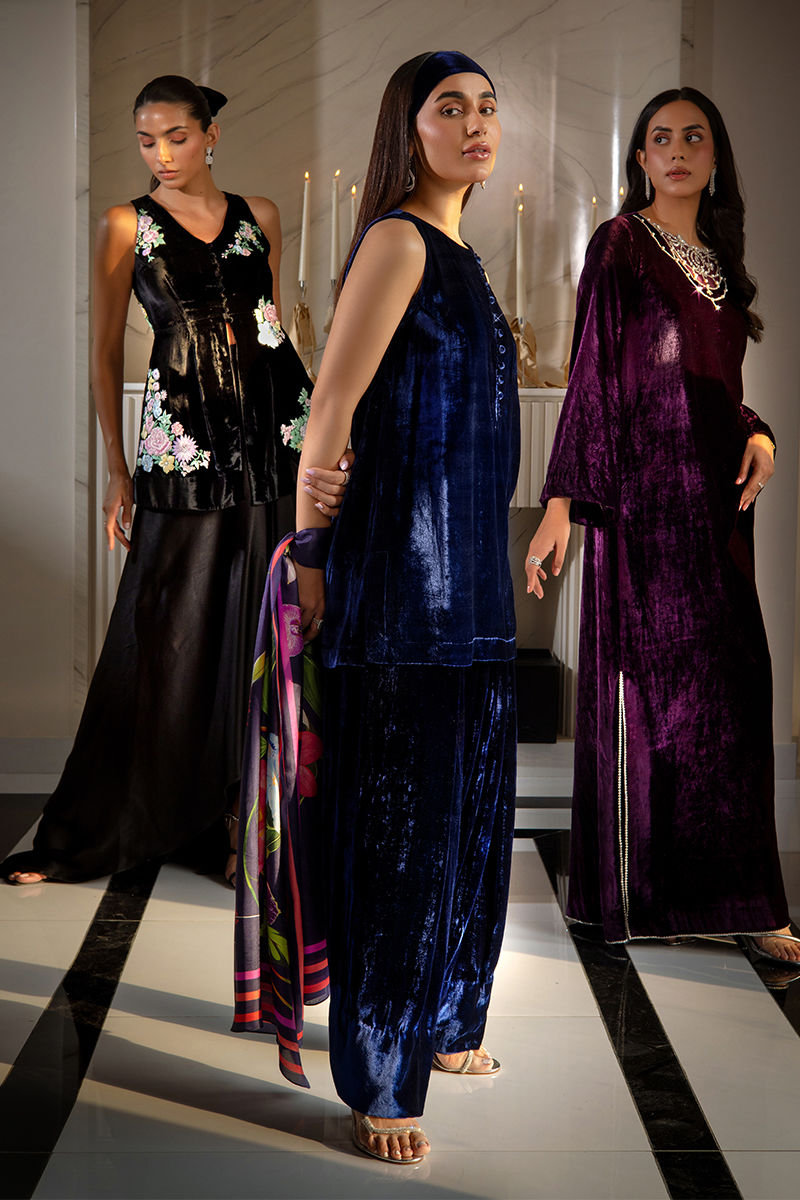 Deep Blue Velvet Sleeveless Salwar Kameez (3-Piece) - Image 7