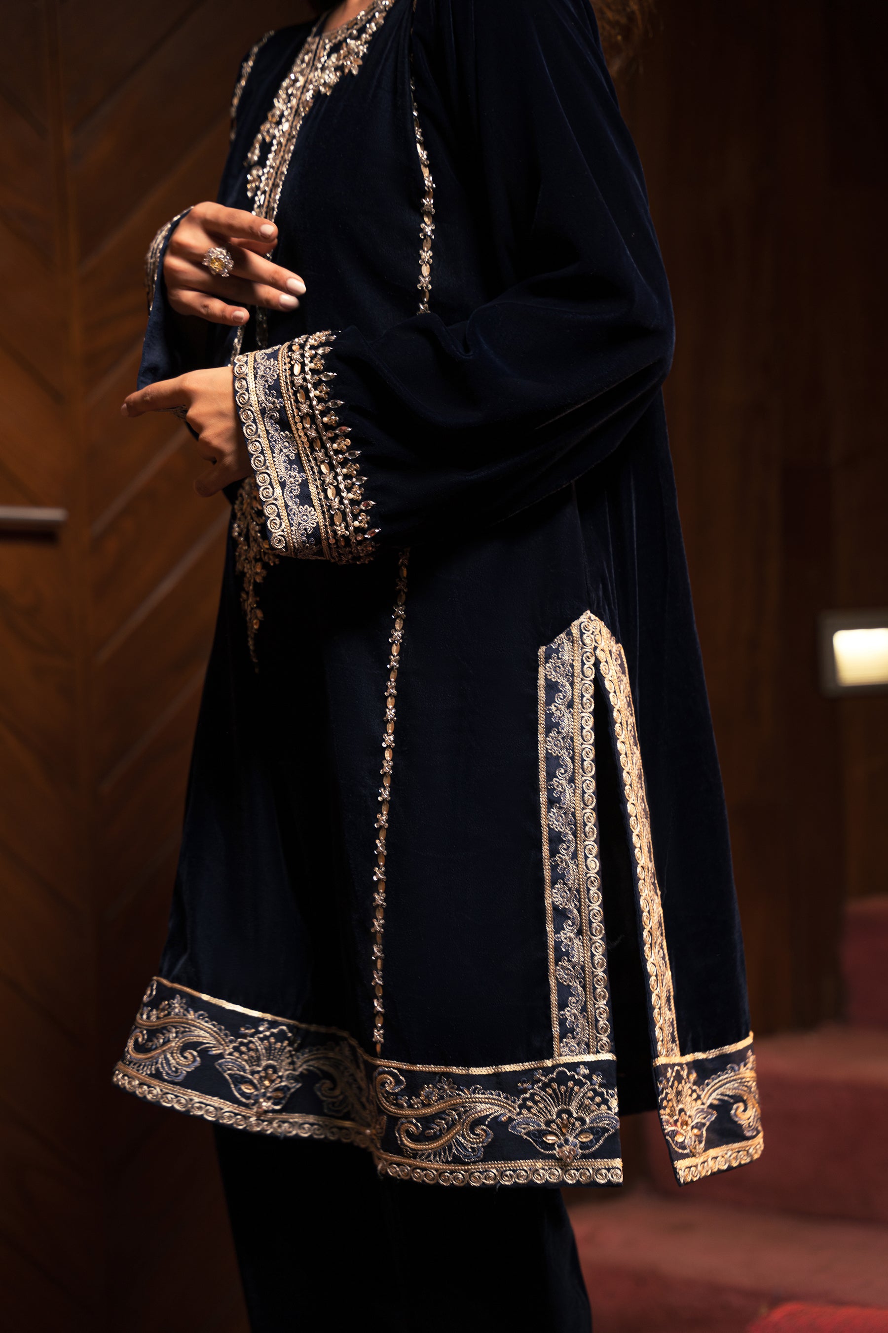 Pakistani Midnight Blue Zardozi Velvet Kurta Set (3-Piece) - Image 4