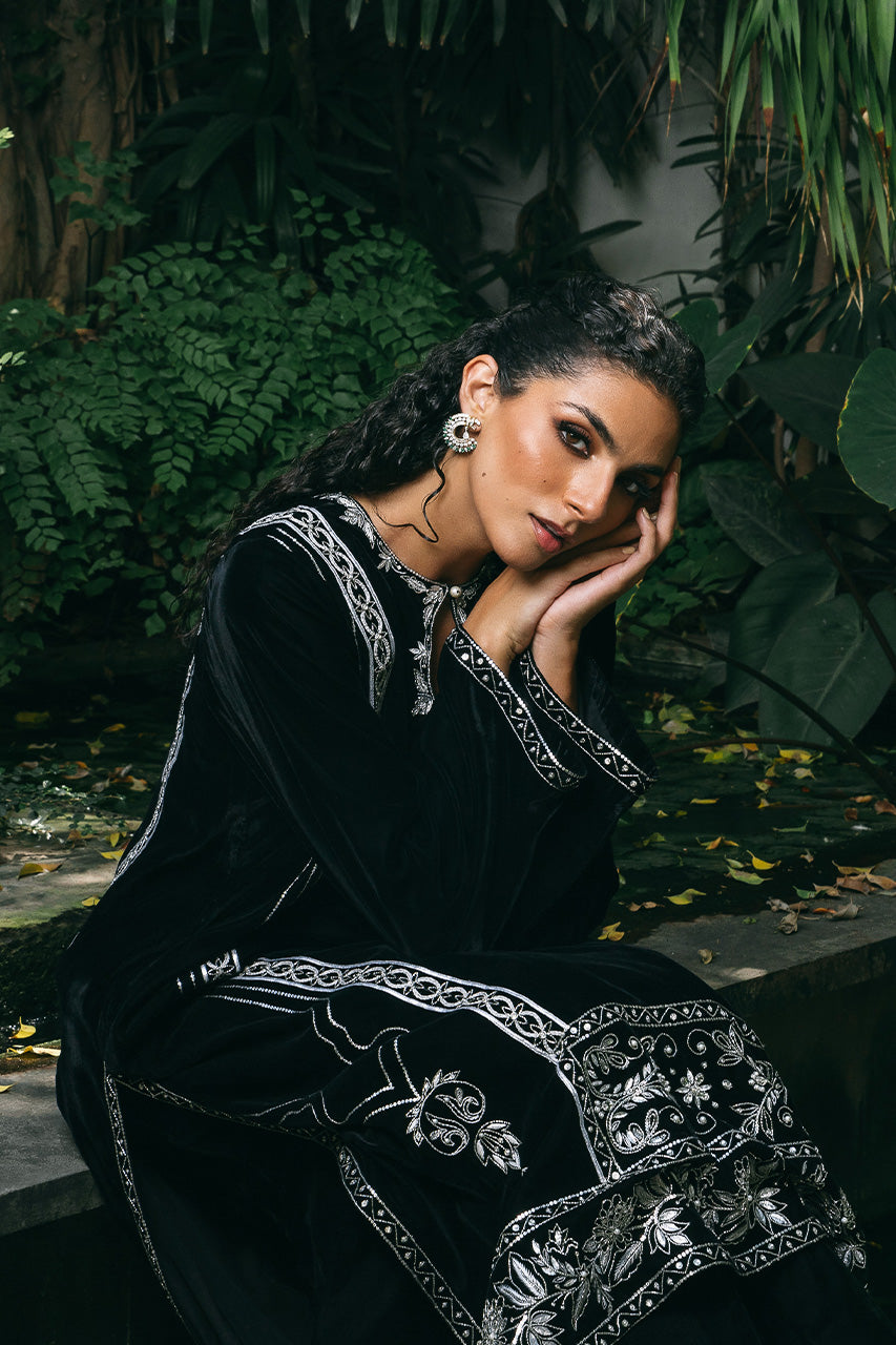 Charcoal Zardozi Velvet Lehenga Set (3-Piece) - Image 4