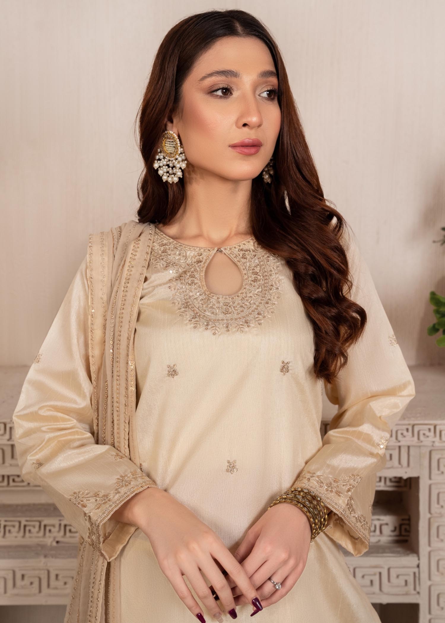 Pakistani Cream Sequin Embroidered Raw Silk Kurta Set (3-Piece) - Image 4