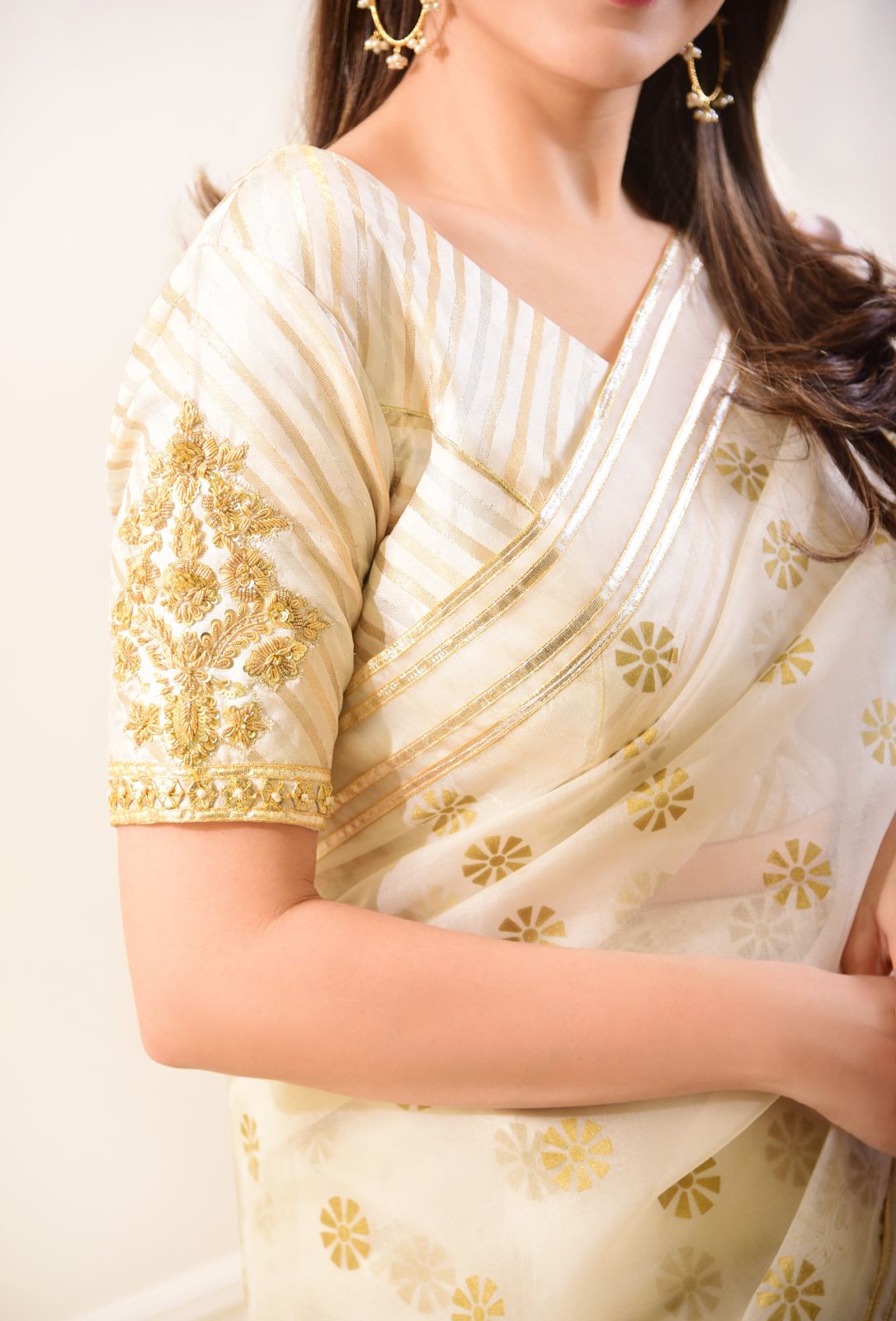 Cream Hand Bandhani Pure Organza Saree (2-Piece) - Image 5