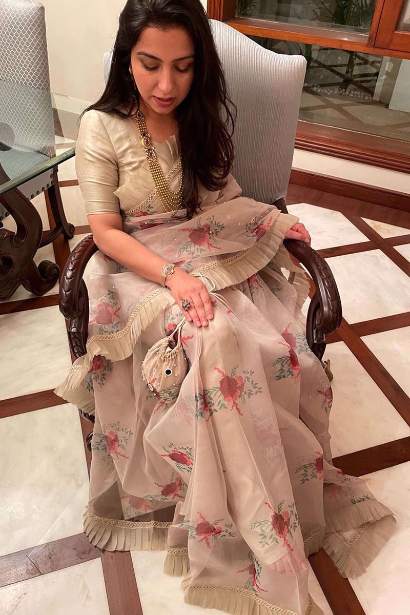 Champagne Floral Organza Saree (2-Piece) - Image 3